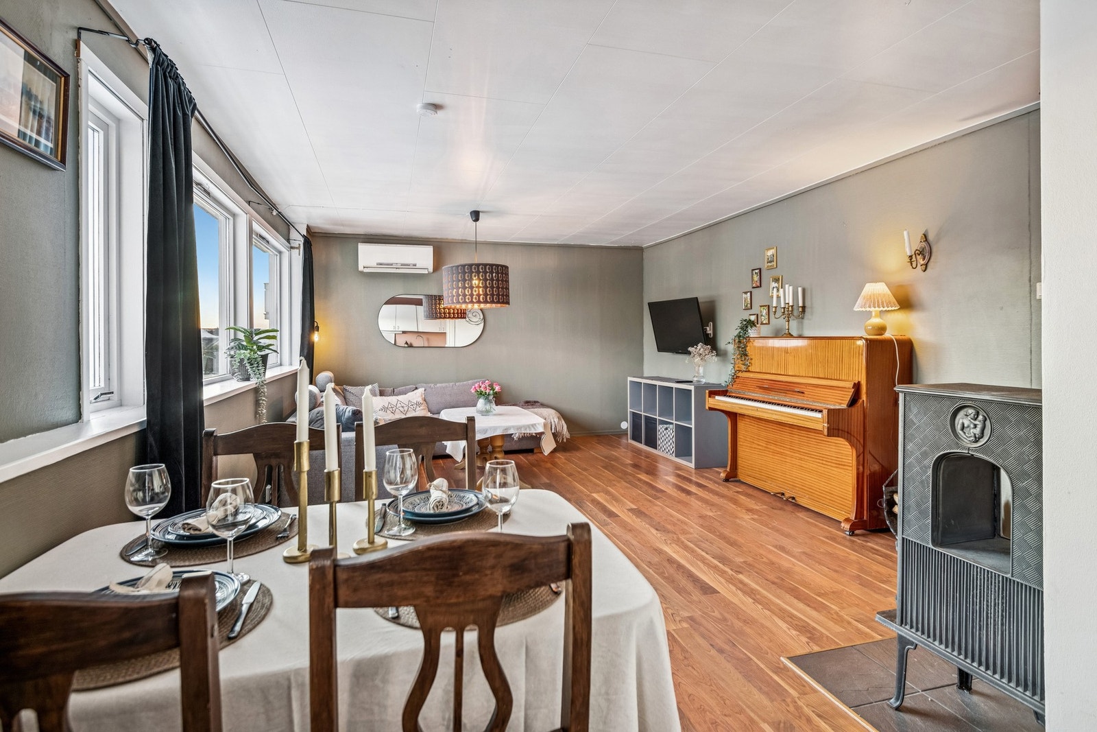 Stuen har vedfyring og varmepumpe. Galleribilde