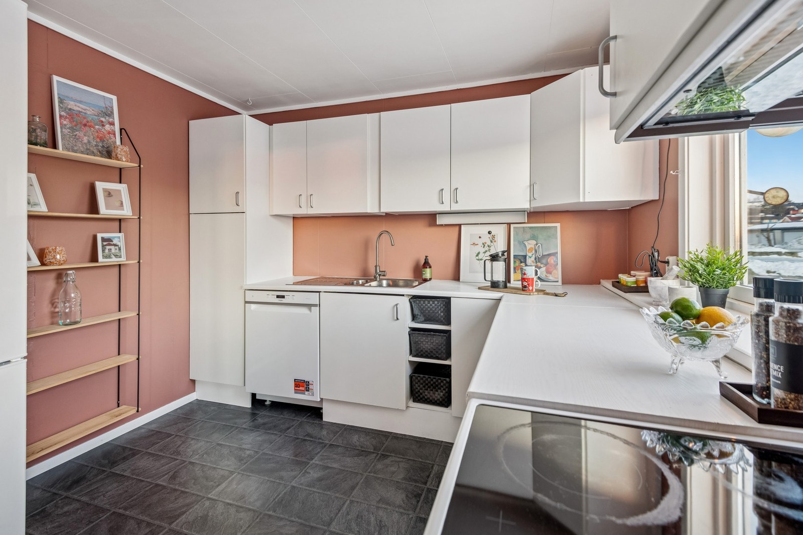 Praktisk kjøkken med mye skapplass. Det er avsatt plass hvitevarer. Galleribilde