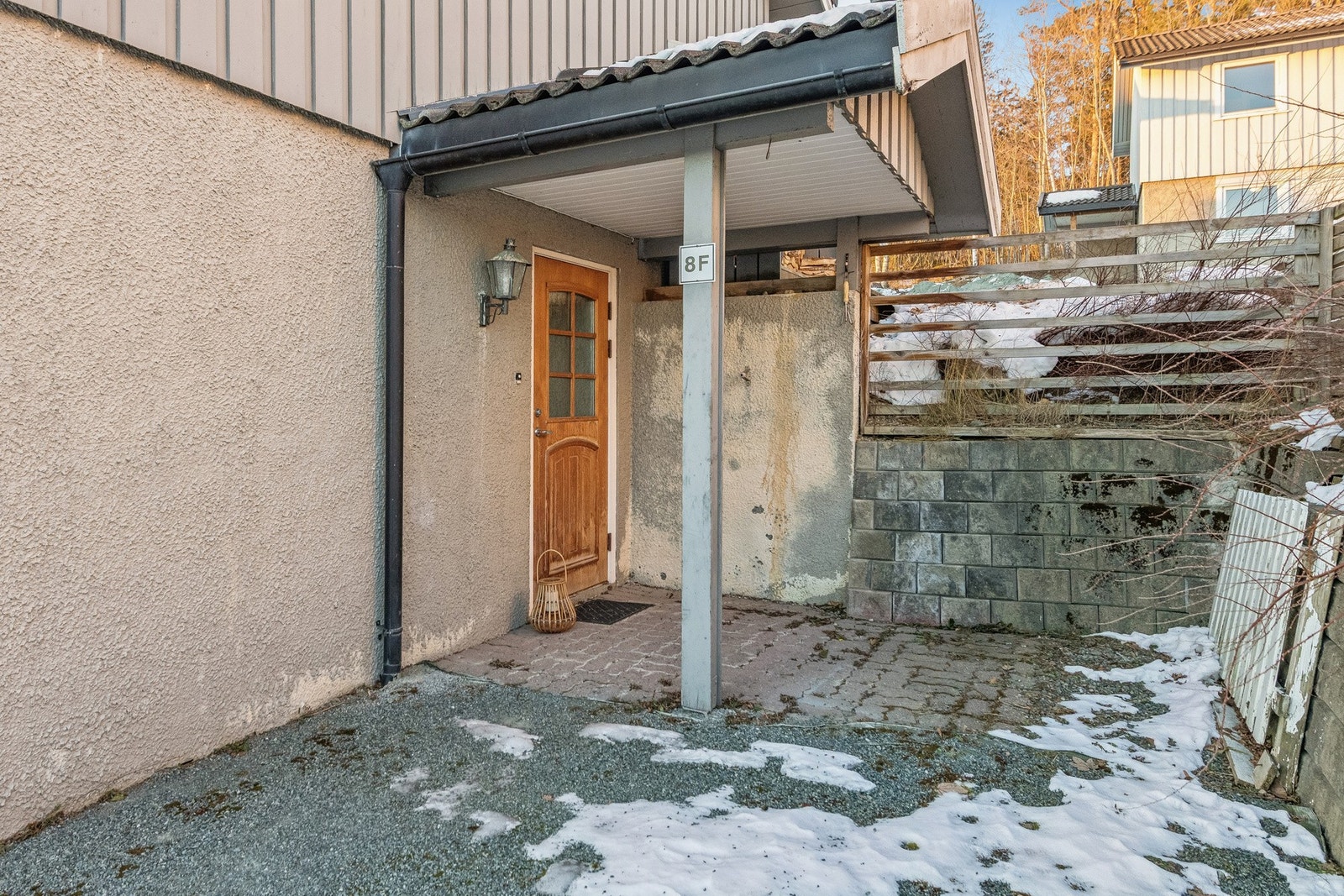 Takoverbygget inngangsparti. Galleribilde