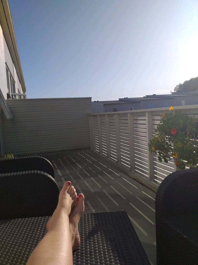 Romslig vestvendt balkong med gode solforhold ettermiddag og kveld. Galleribilde