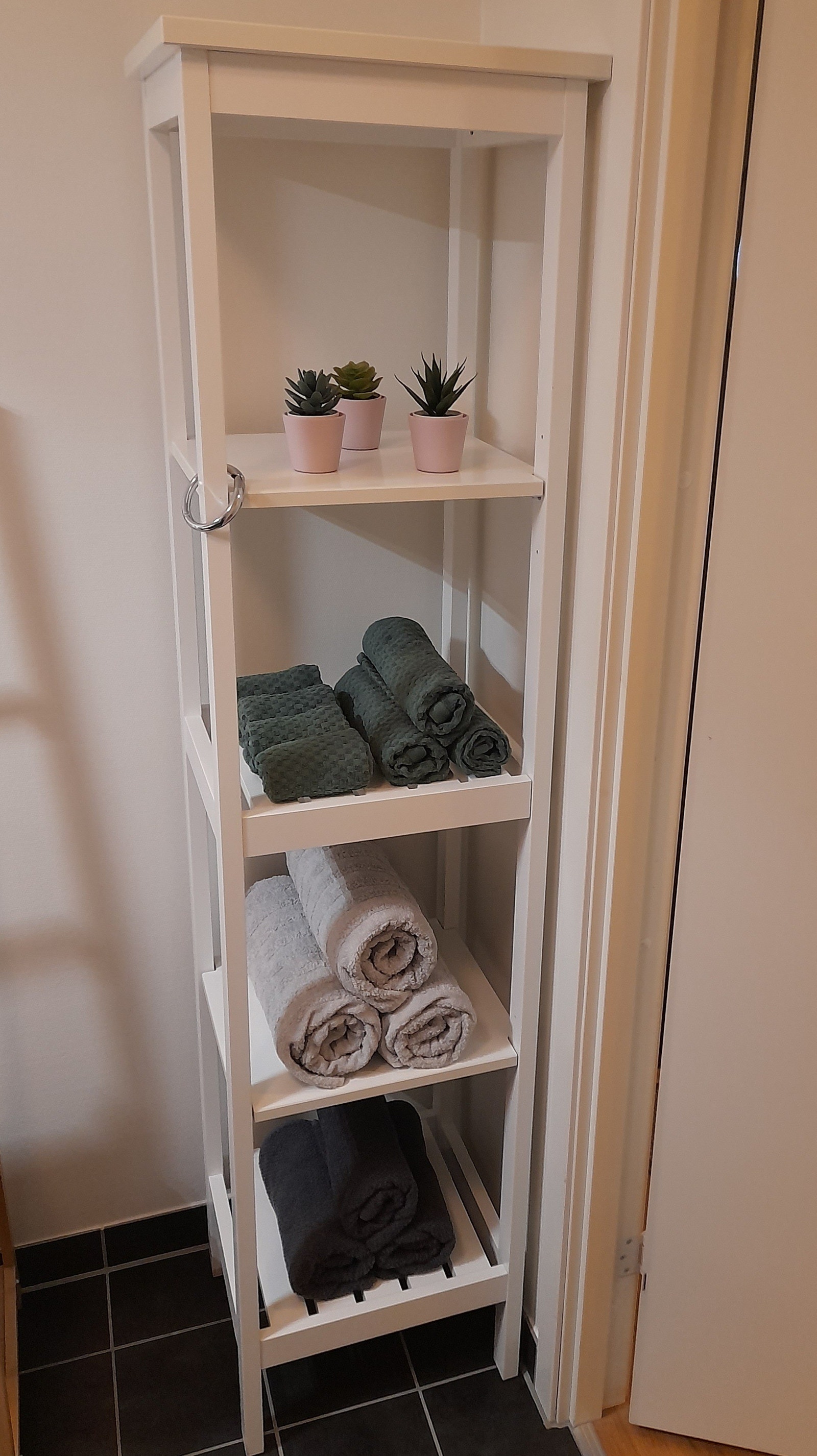 Oppbevaringsreol, baderom. Galleribilde