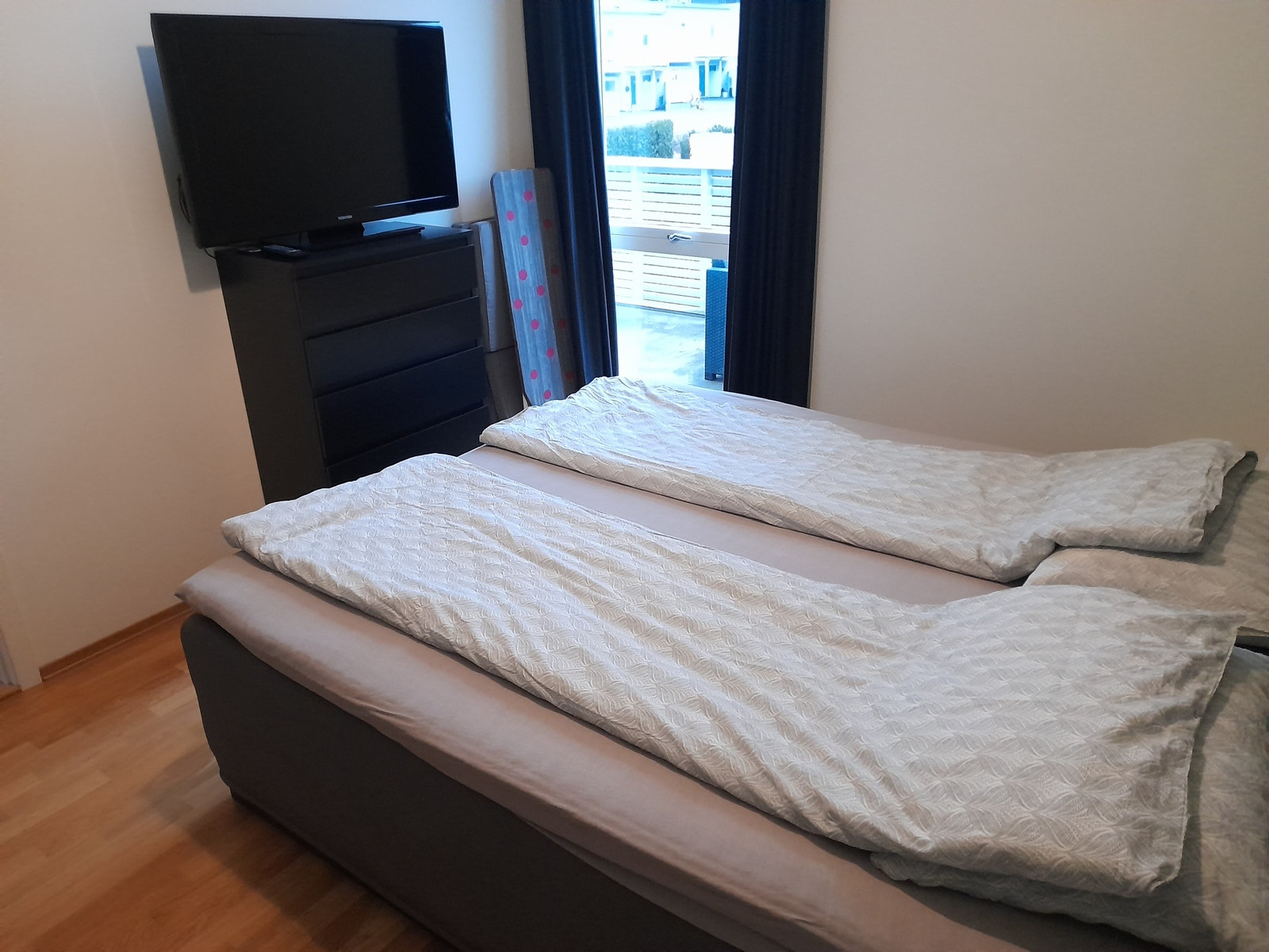 Soverommet er møblert med King Size Kontinentalseng, nattbord, kommode og 40"TV med Chromecast. Lystette gardiner. Galleribilde