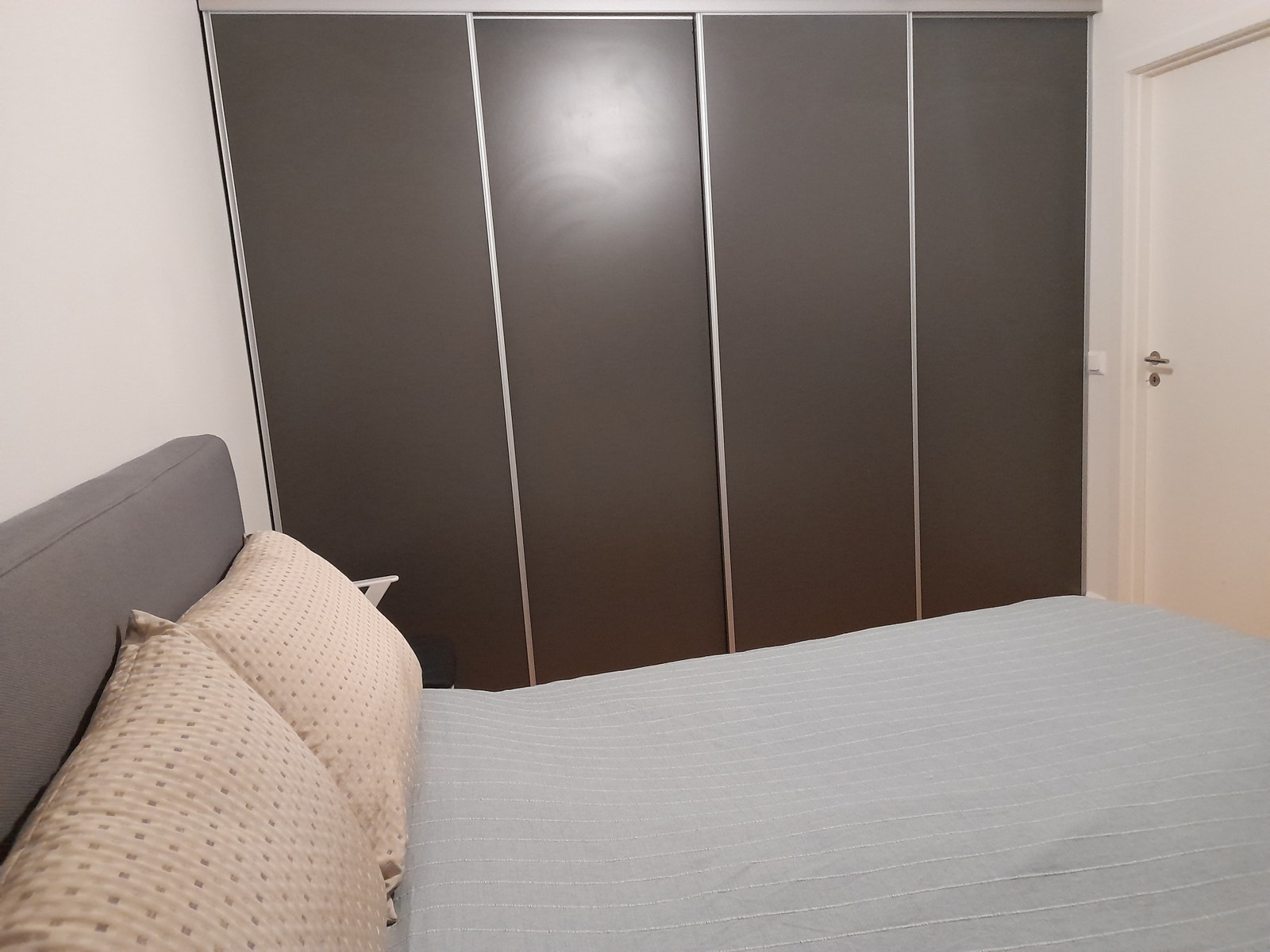 Soverommet inneholder en romslig vegg-til-vegg skyvedør garderobe. Galleribilde