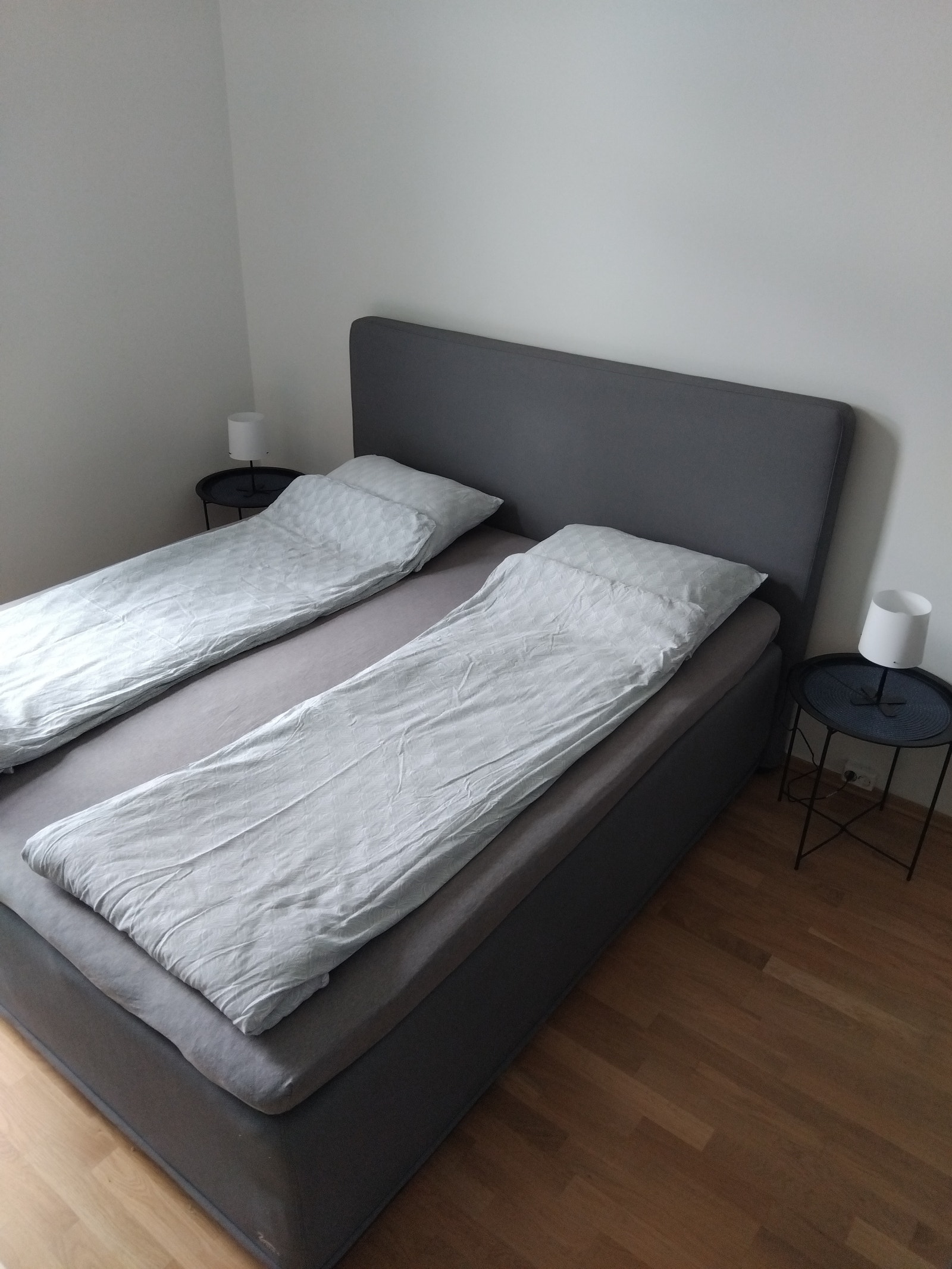 Soverommet inkluderer bl.a. King Size Kontinentalseng, nattbord og nattlamper. Galleribilde