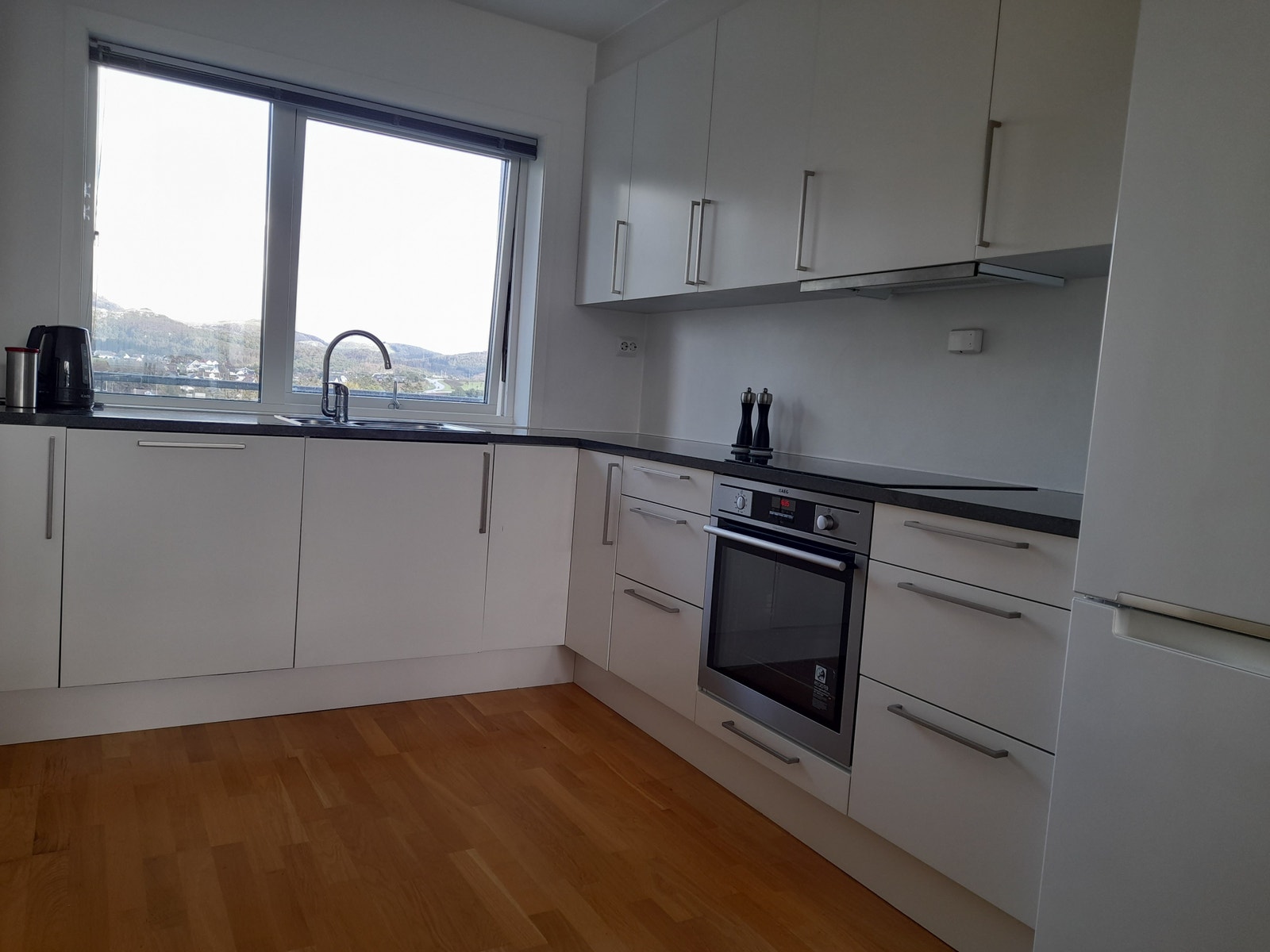 Fullt utstyrt kjøkken, med integrerte hvitevarer og kombiskap. Galleribilde