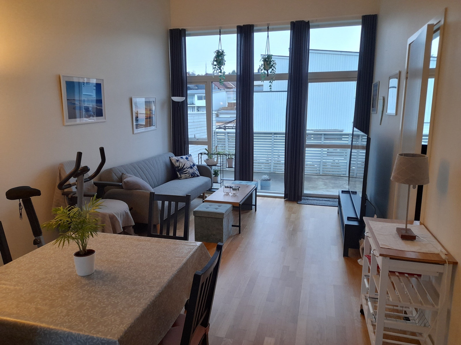 Gjennomgående lys og åpen stue, med ekstra takhøyde. Fullt møblert og utstyrt. Galleribilde