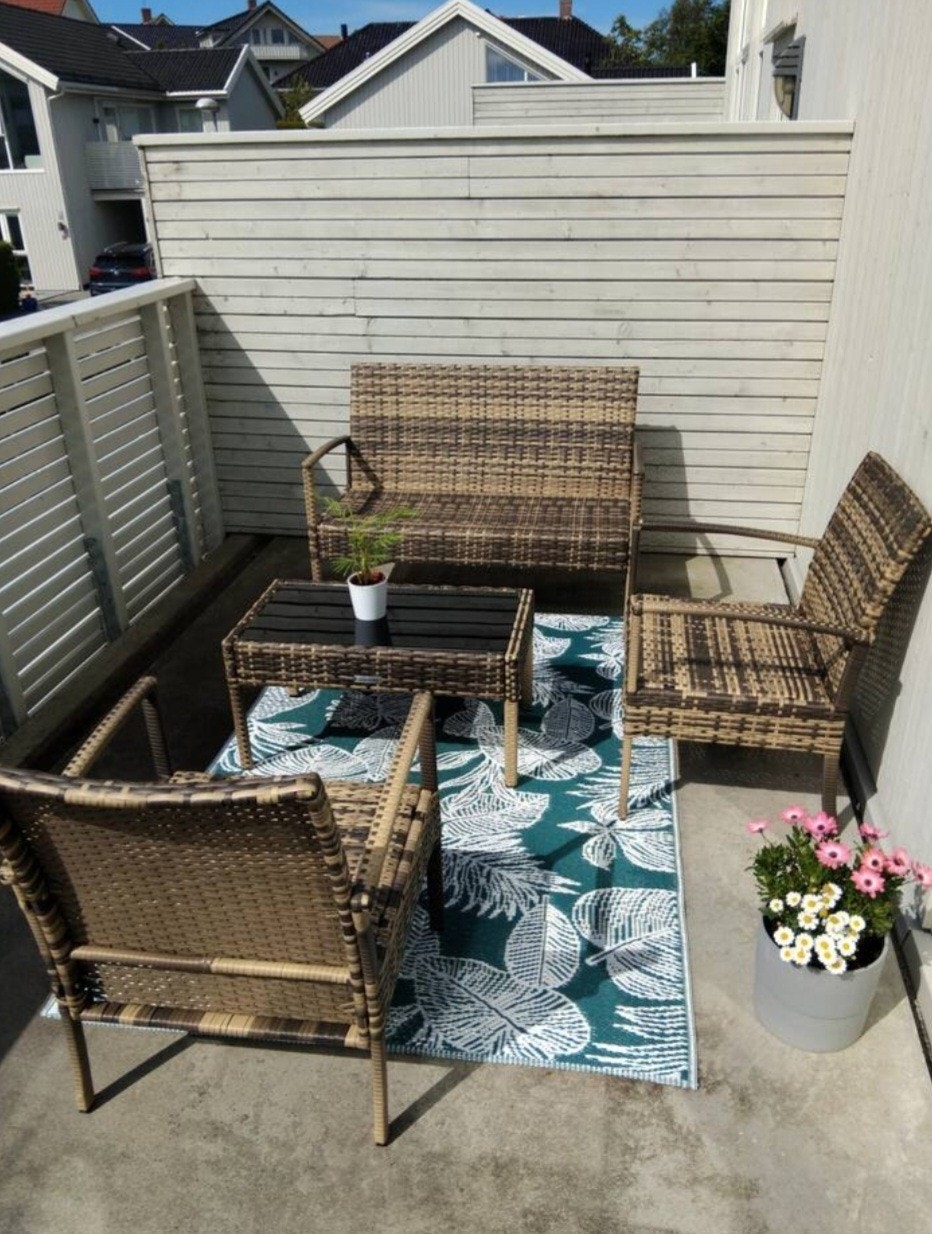 Romslig vestvendt balkong med gode solforhold ettermiddag og kveld. Galleribilde