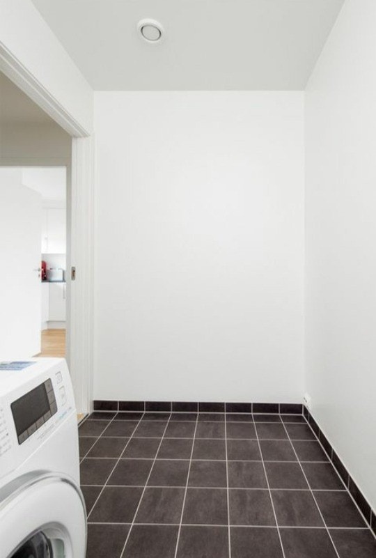 Vaskerommet inkluderer vaskemaskin. Galleribilde