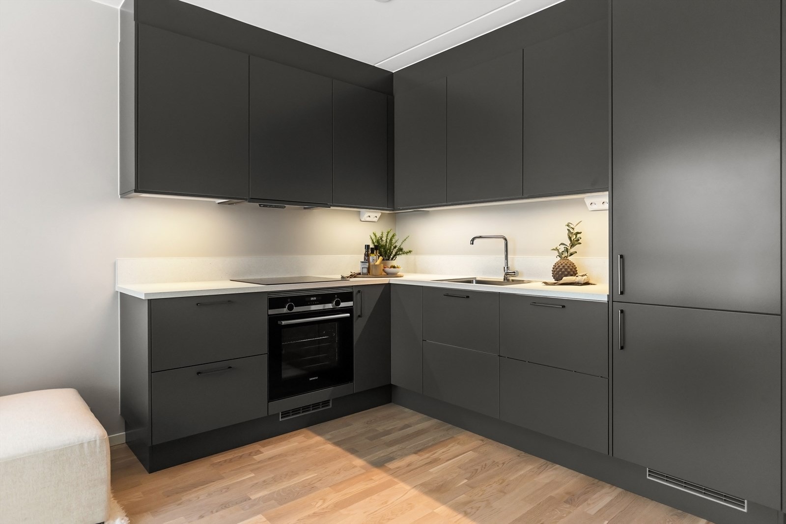 Innholdsrikt kjøkken med integrerte hvitevarer. Galleribilde