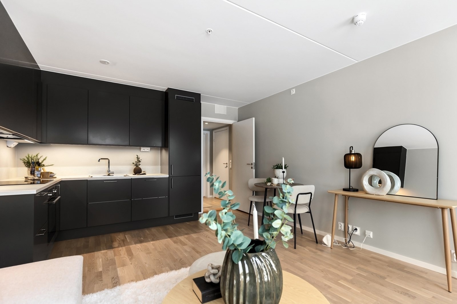 Moderne og tidløs farge på vegg. Galleribilde