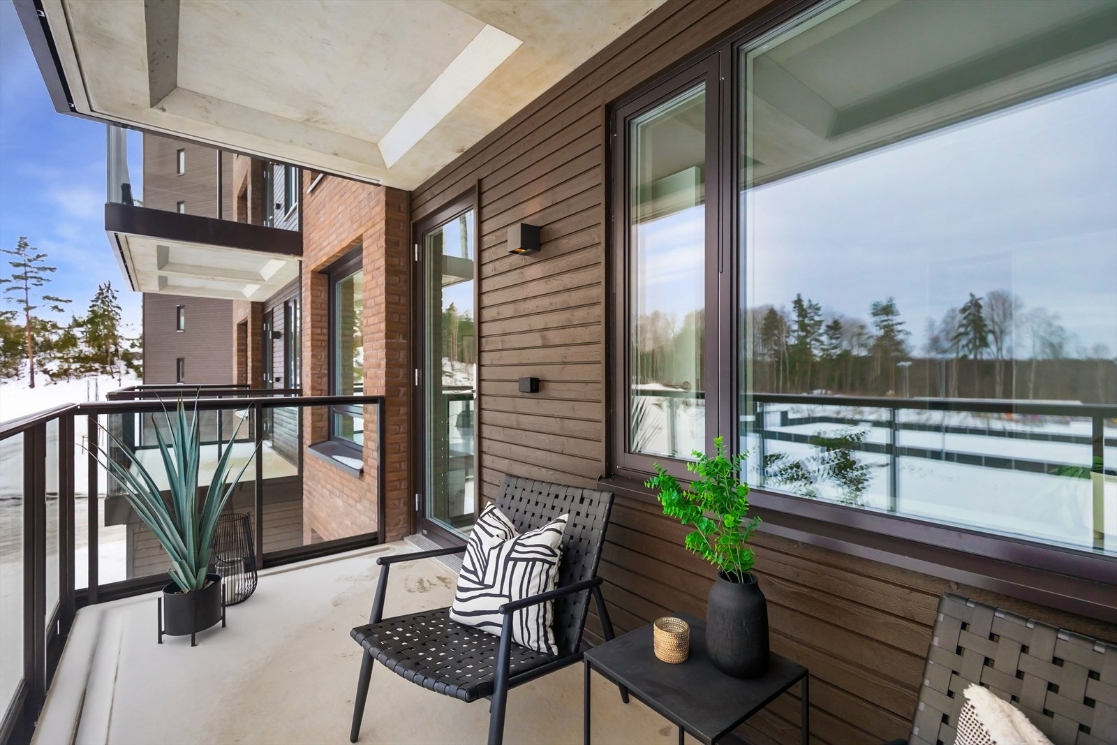 Overbygget balkong på 7 kvm. Det er montert utelys og stikkontakt. Galleribilde