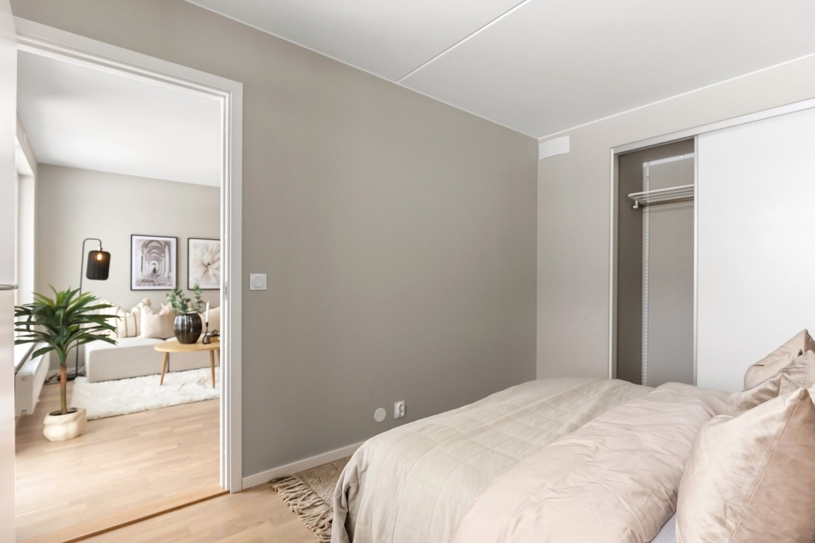 Soverom med skyvedørsgarderobe. Galleribilde