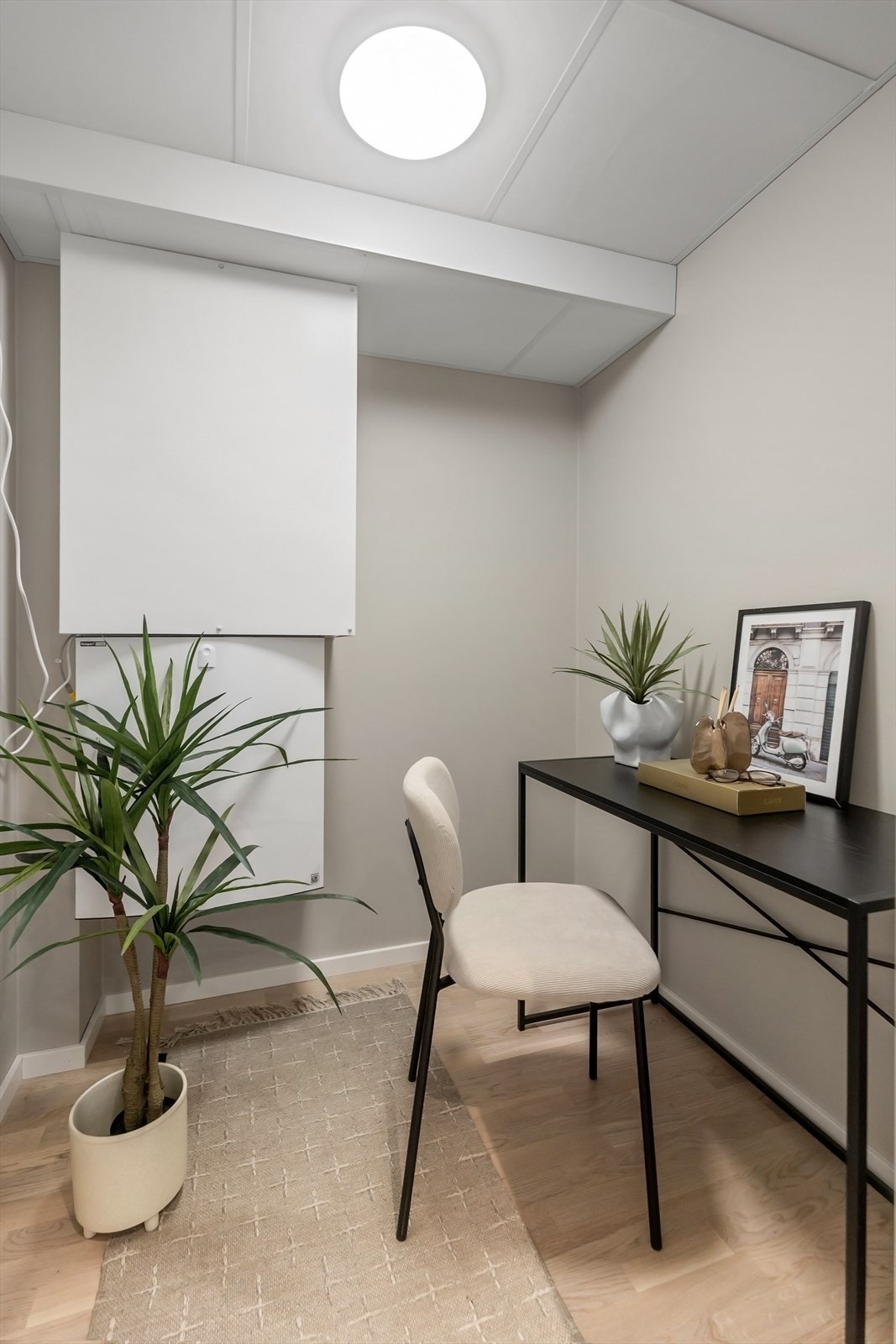 Praktisk bod - her innredet med en kontorplass. Galleribilde