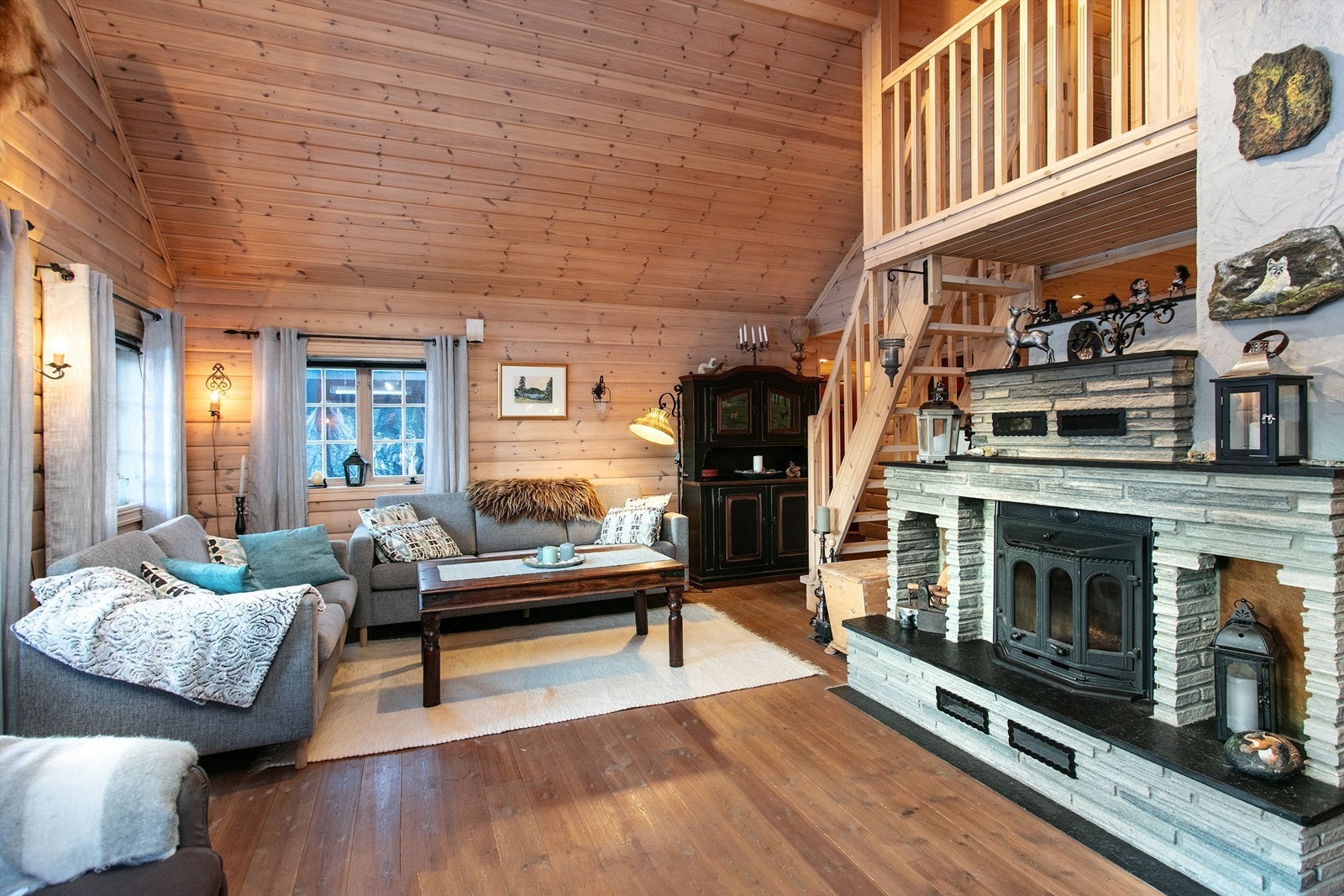 Det er trapp fra stuen til hems Galleribilde