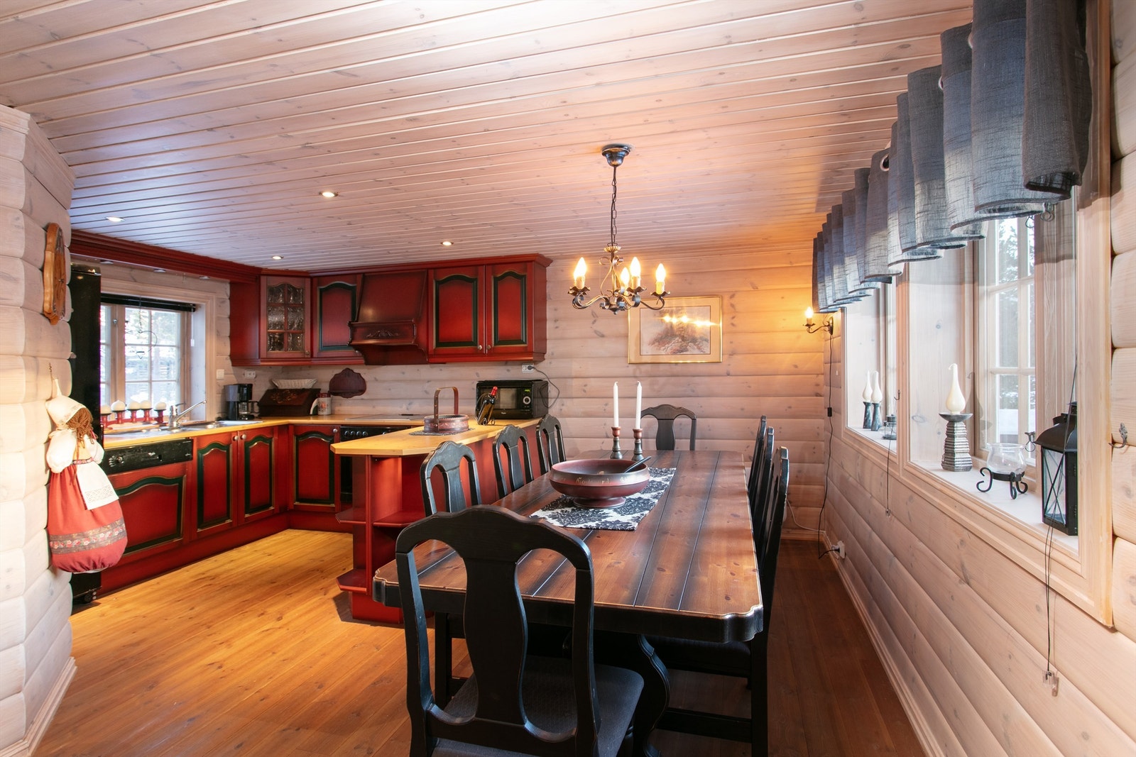 Stort og innholdsrikt kjøkken med god plass til romslig spisestue og hyggelig sosialt samvær Galleribilde