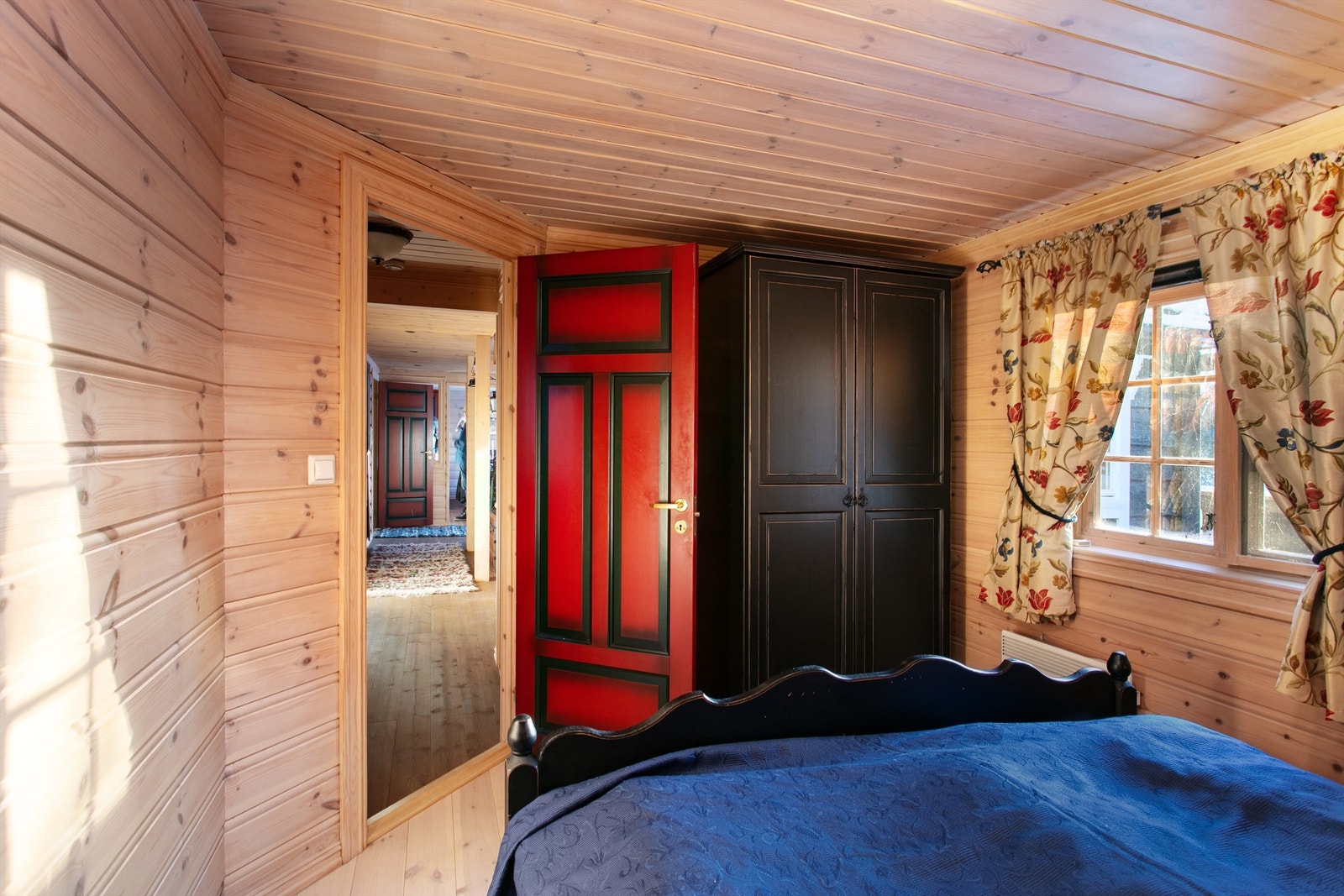 Soverom 1 med garderobeskap Galleribilde