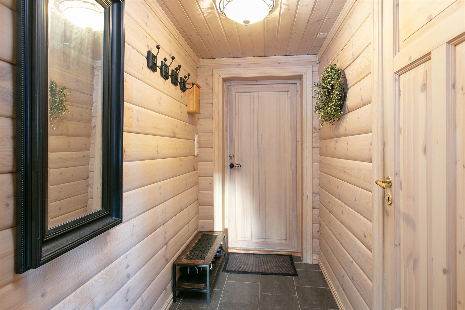 Entre med flislagt gulv med gulvvarme Galleribilde