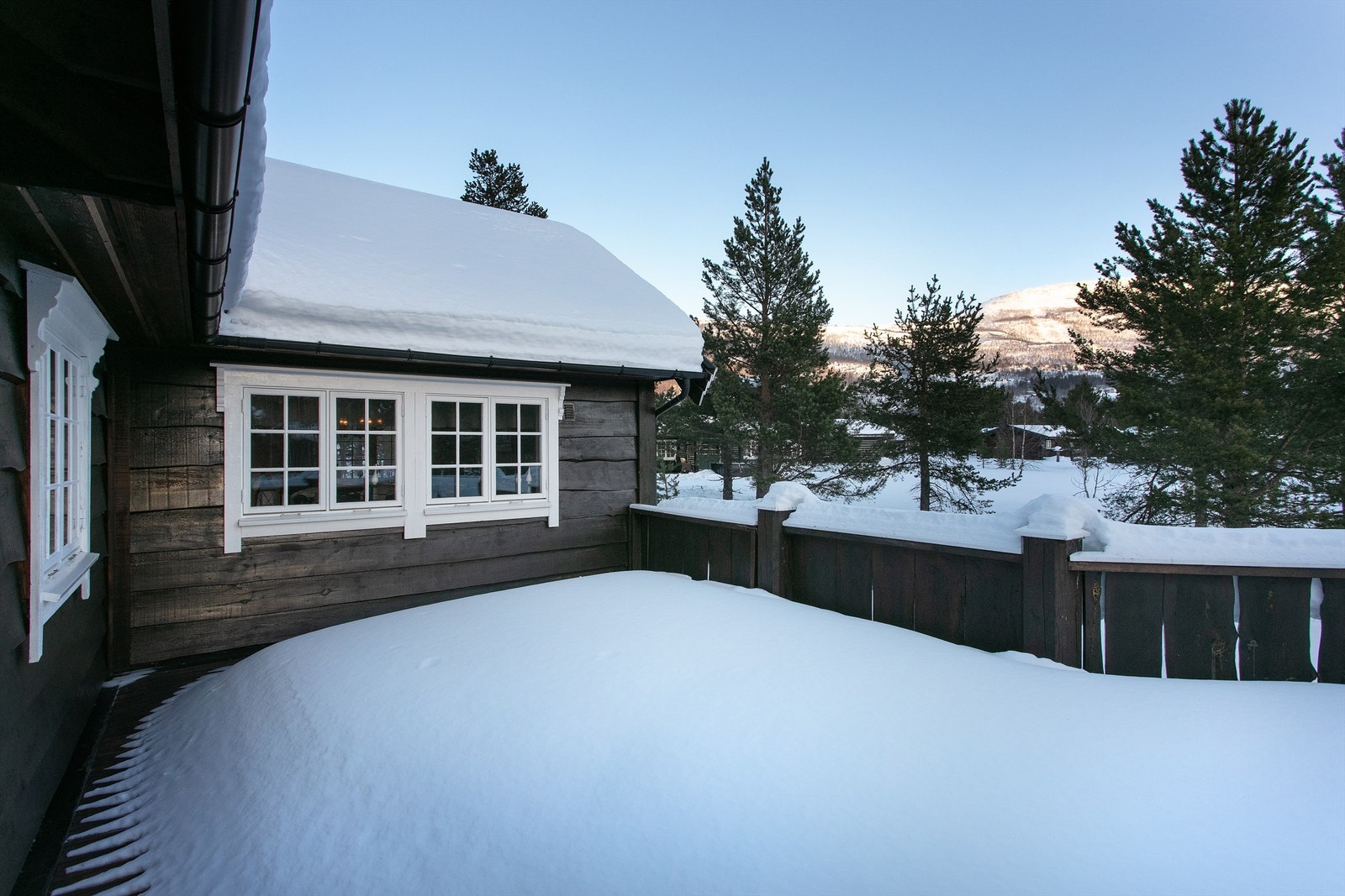 Stor terrasse rundt deler av boligen - ikke arealmålt men ca. 80 kvm iflg eier Galleribilde