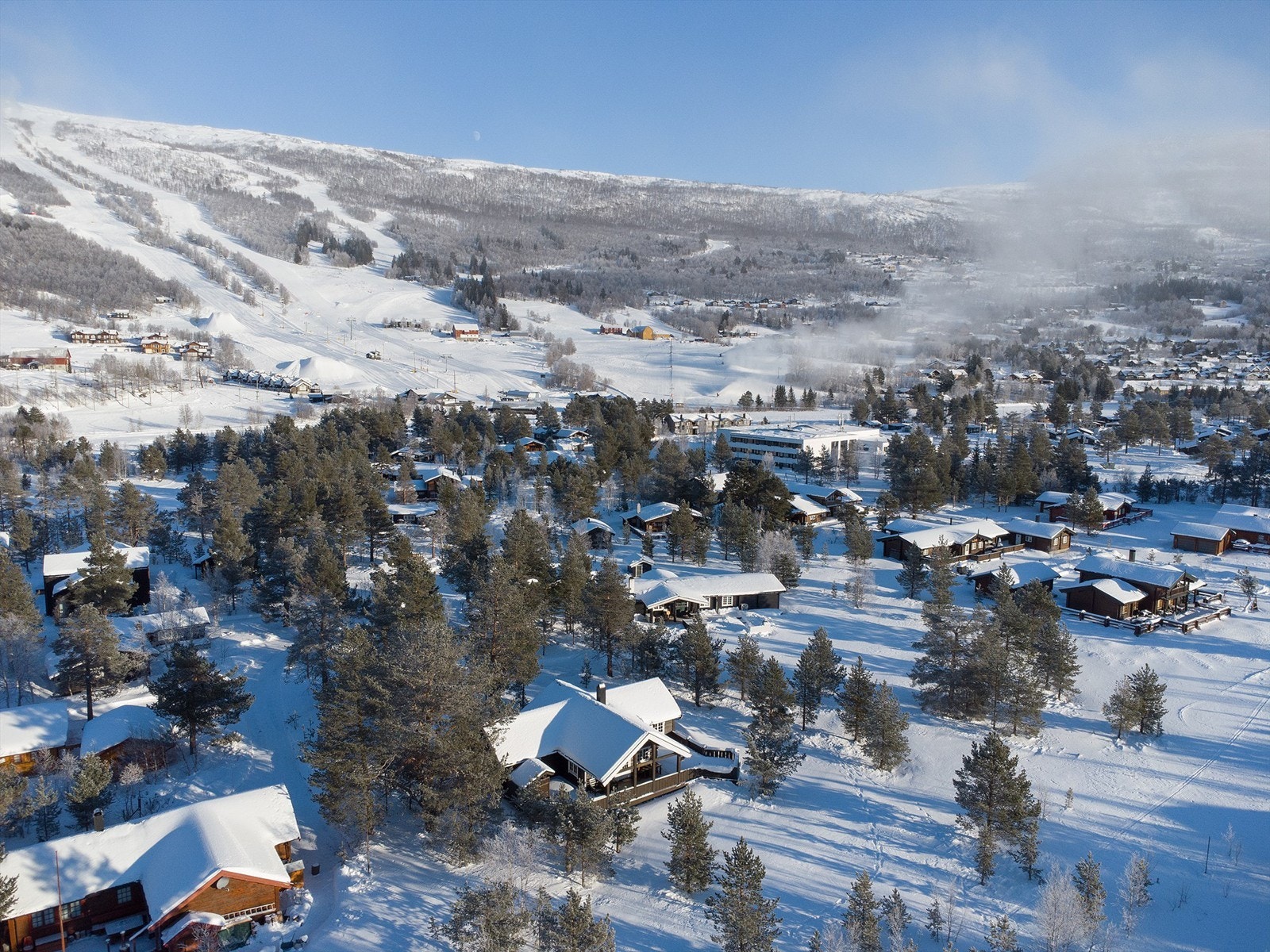 Dronebildet av nærområdet med alpinanlegget i bakgrunnen Galleribilde