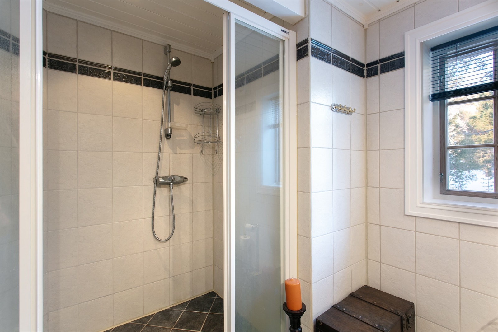 Dusjhjørne med dusjvegger og vegghengt dusjatur Galleribilde