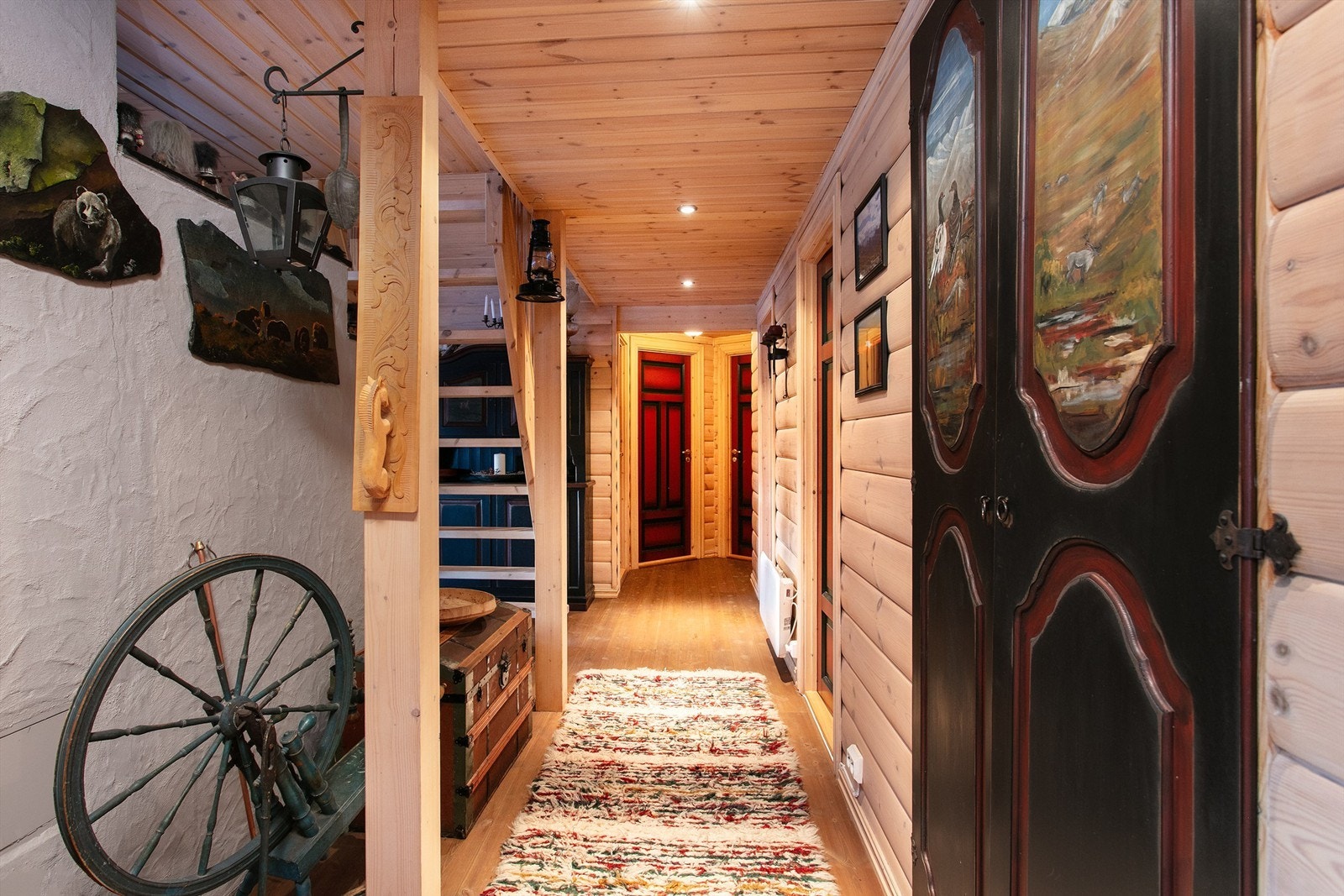 Gang med malte profilerte innerdører Galleribilde