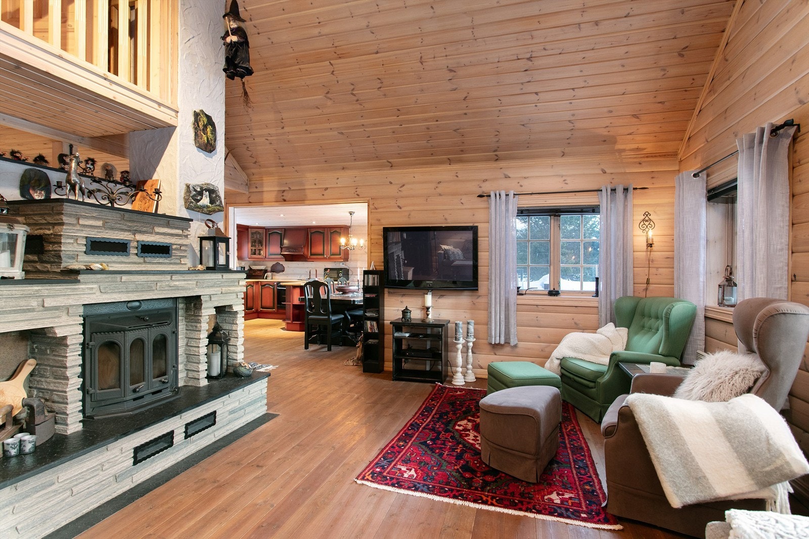 Flott murt peis på stuen med innsats som gir en lun og hyggelig atmosfære Galleribilde