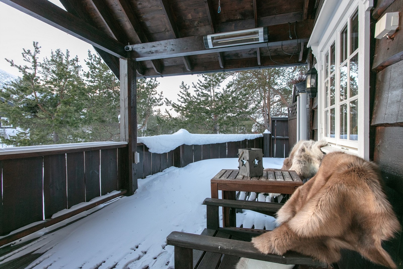 Deler av terrassen (ca. 25 kvm) er overbygd og snøfri Galleribilde