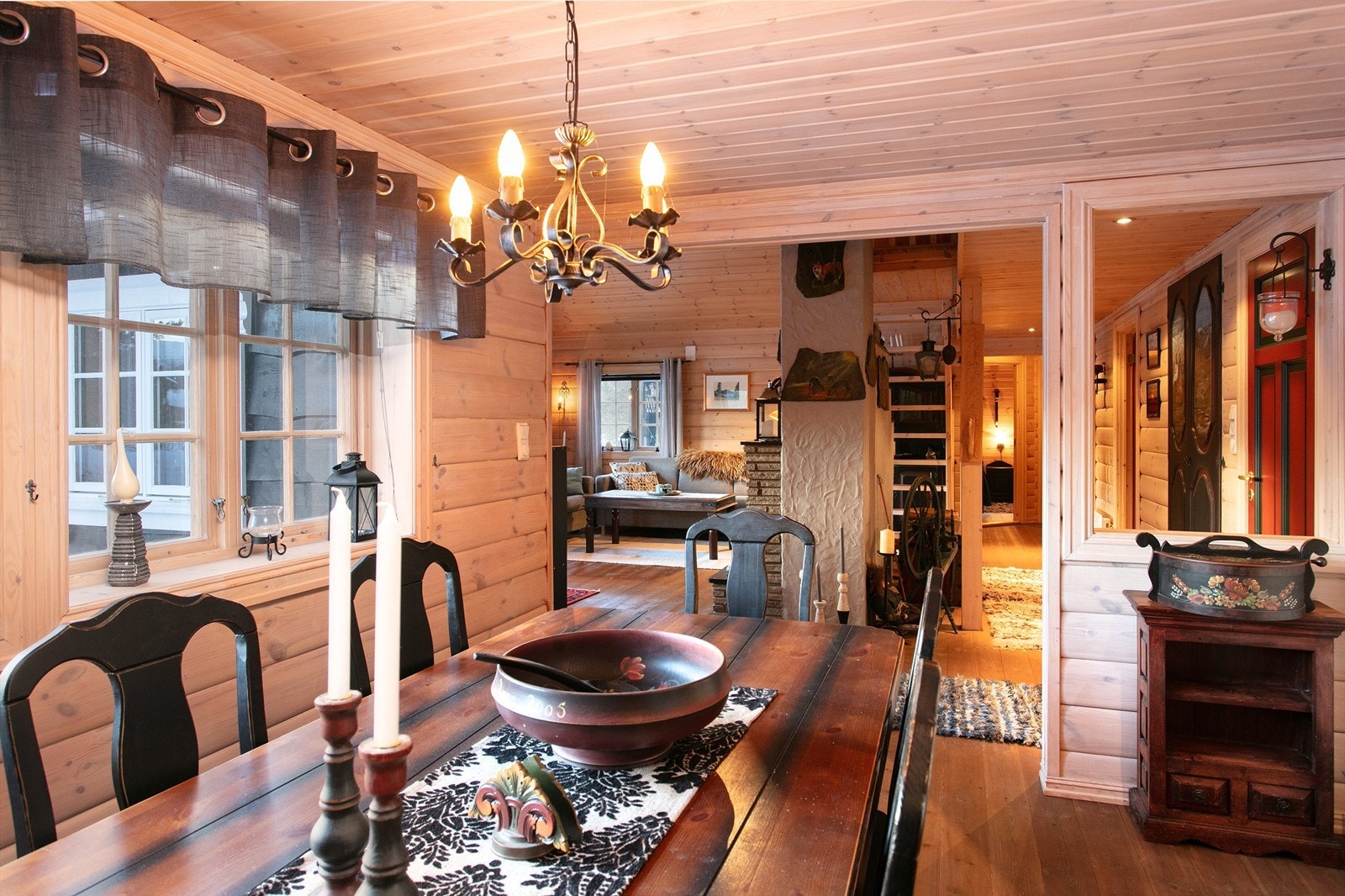 Det er åpne men likevel skjermet løsning mellom kjøkken og stue Galleribilde