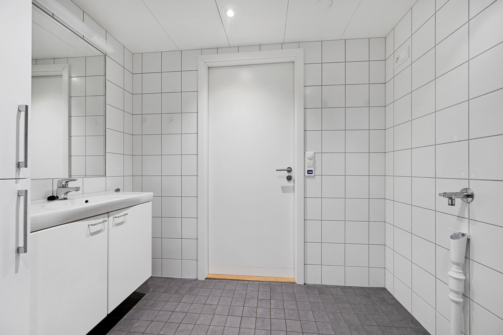 Badet er av god størrelse med opplegg for vaskemaskin Galleribilde