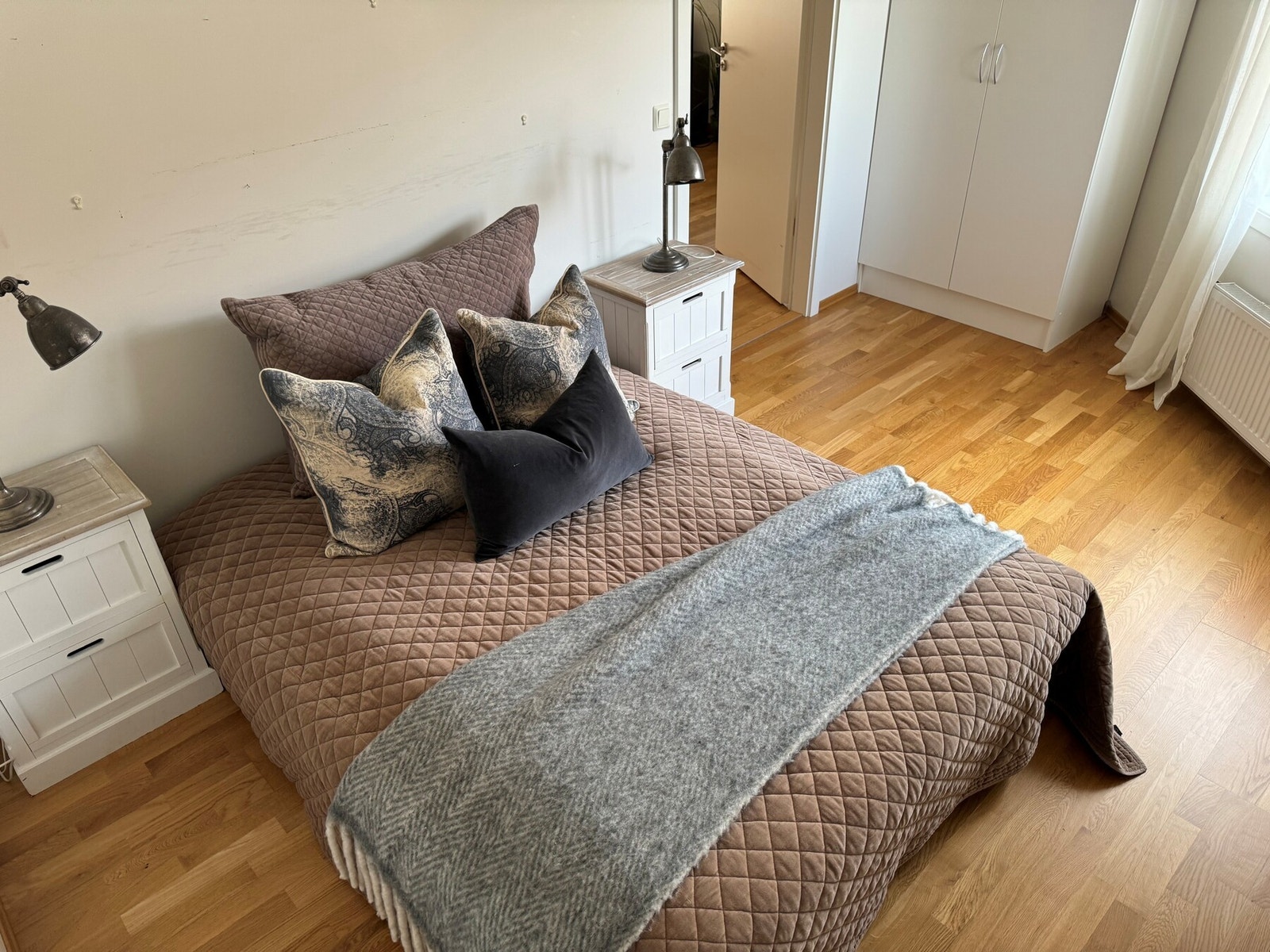 God plass til stor seng og nattbord - selgers bilde Galleribilde