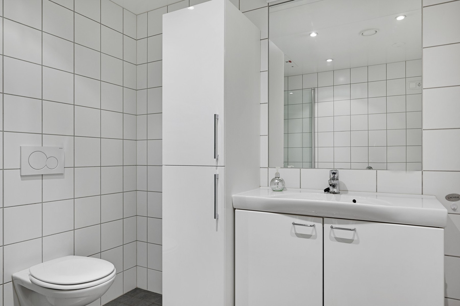 Pent flislagt bad med gulvvarme Galleribilde