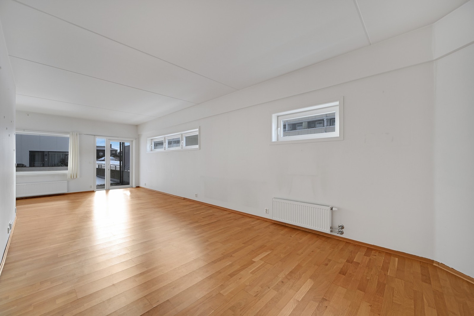 Romslig stue med vannbåren varme til radiator Galleribilde