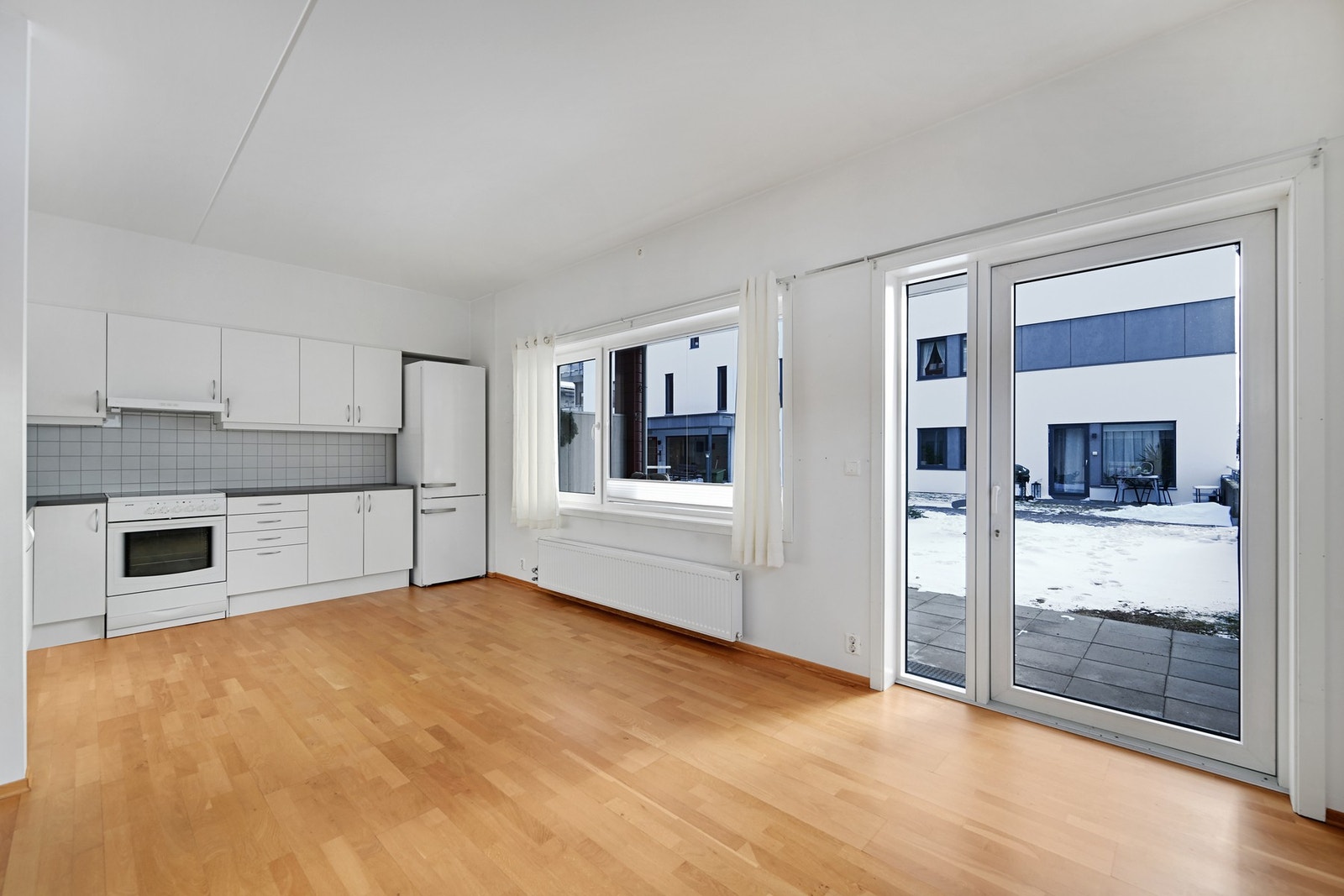 Inn fra terrassen finner vi kjøkkenet Galleribilde