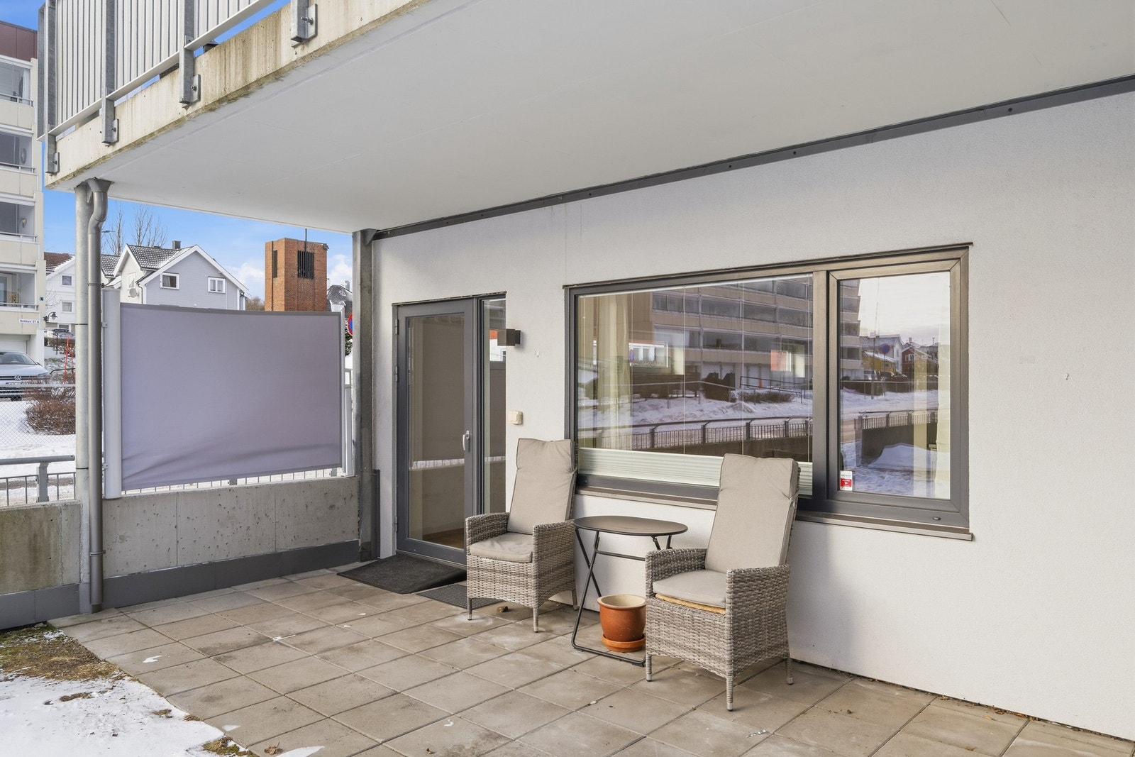 Terrassen er overbygget, så det blir en fin forlengelse av stuen på sommerstid Galleribilde