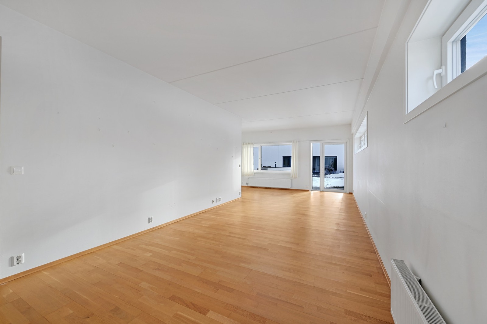 Lysmalte vegger og pent parkettgulv Galleribilde