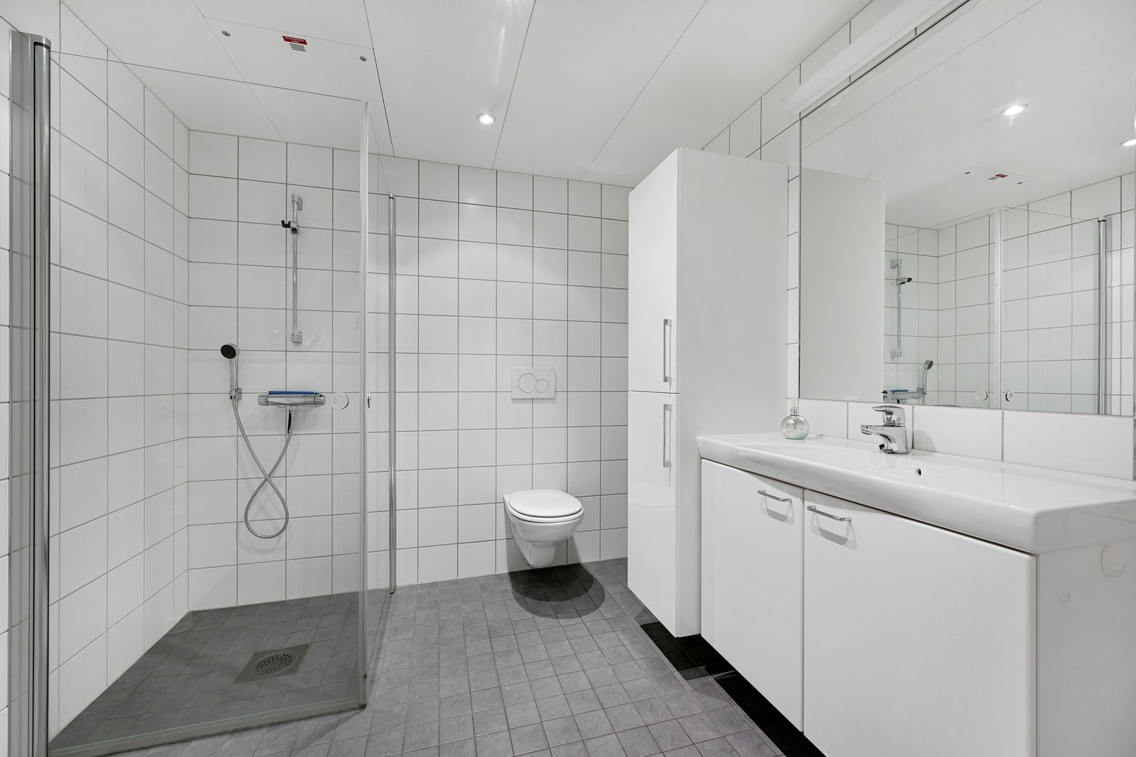 Videre i leiligheten finner vi badet Galleribilde