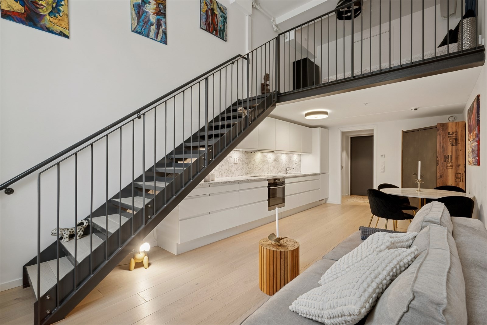 Dette er en særegen og unik loftleilighet fra 2023 beliggende midt i hjertet av Tønsberg sentrum, like ved Tønsberg torv. Galleribilde