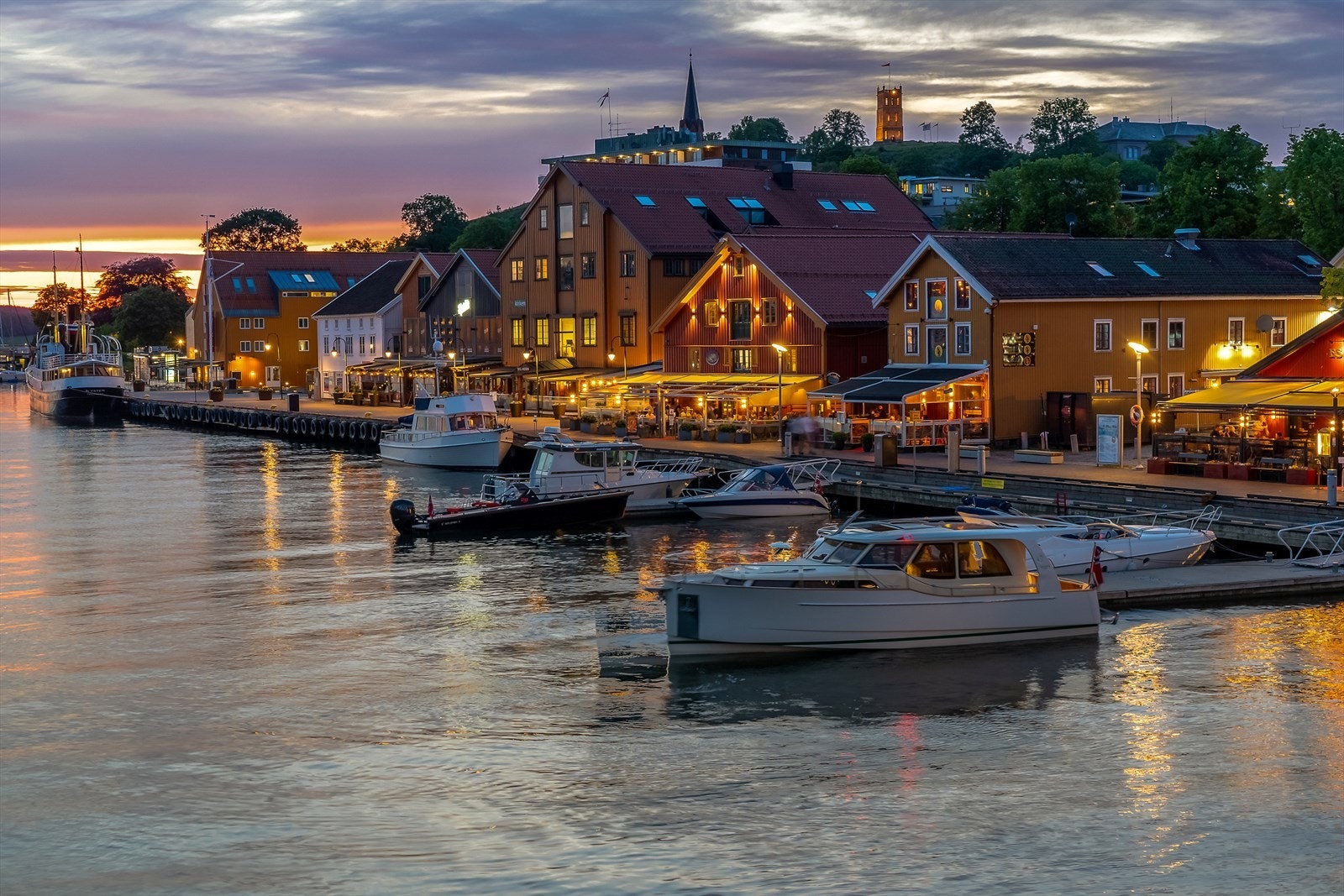 Kort vei til flotte restauranter og yrende uteliv på Brygga, få meter fra inngangsdøren. Galleribilde