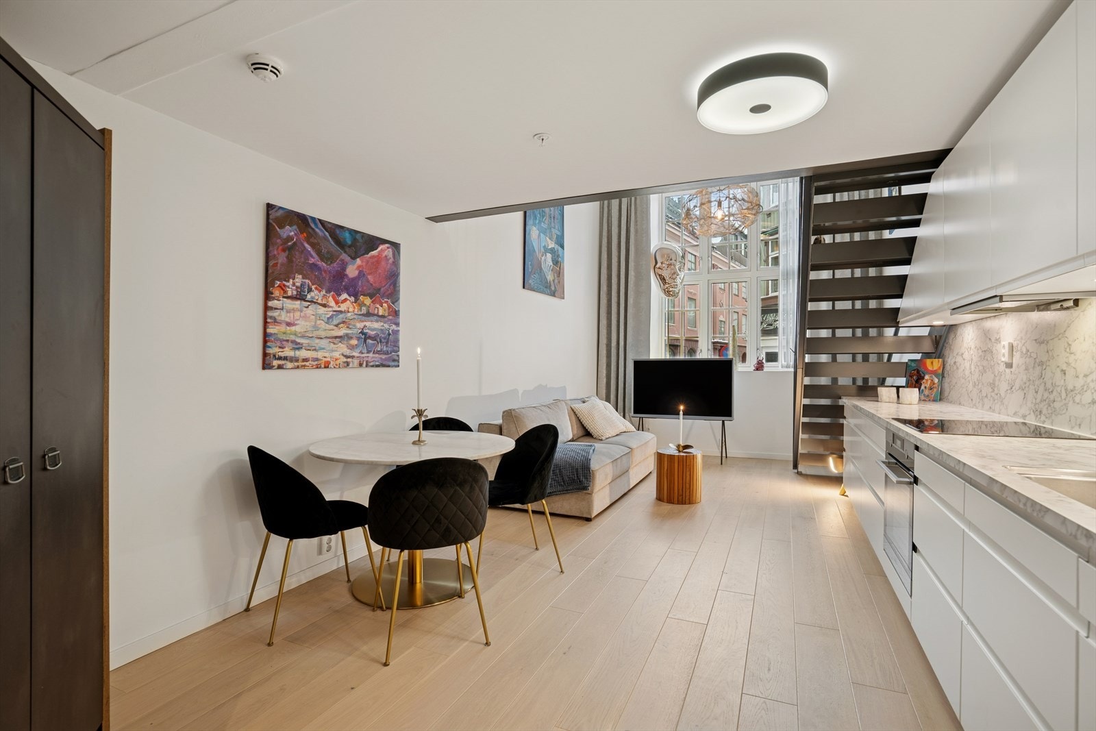 Leiligheten har et fantastisk stort og flott vindu som gir masse naturlig lys. Vinduer har dyp karm som gir plass til ønskelig dekor el. Galleribilde