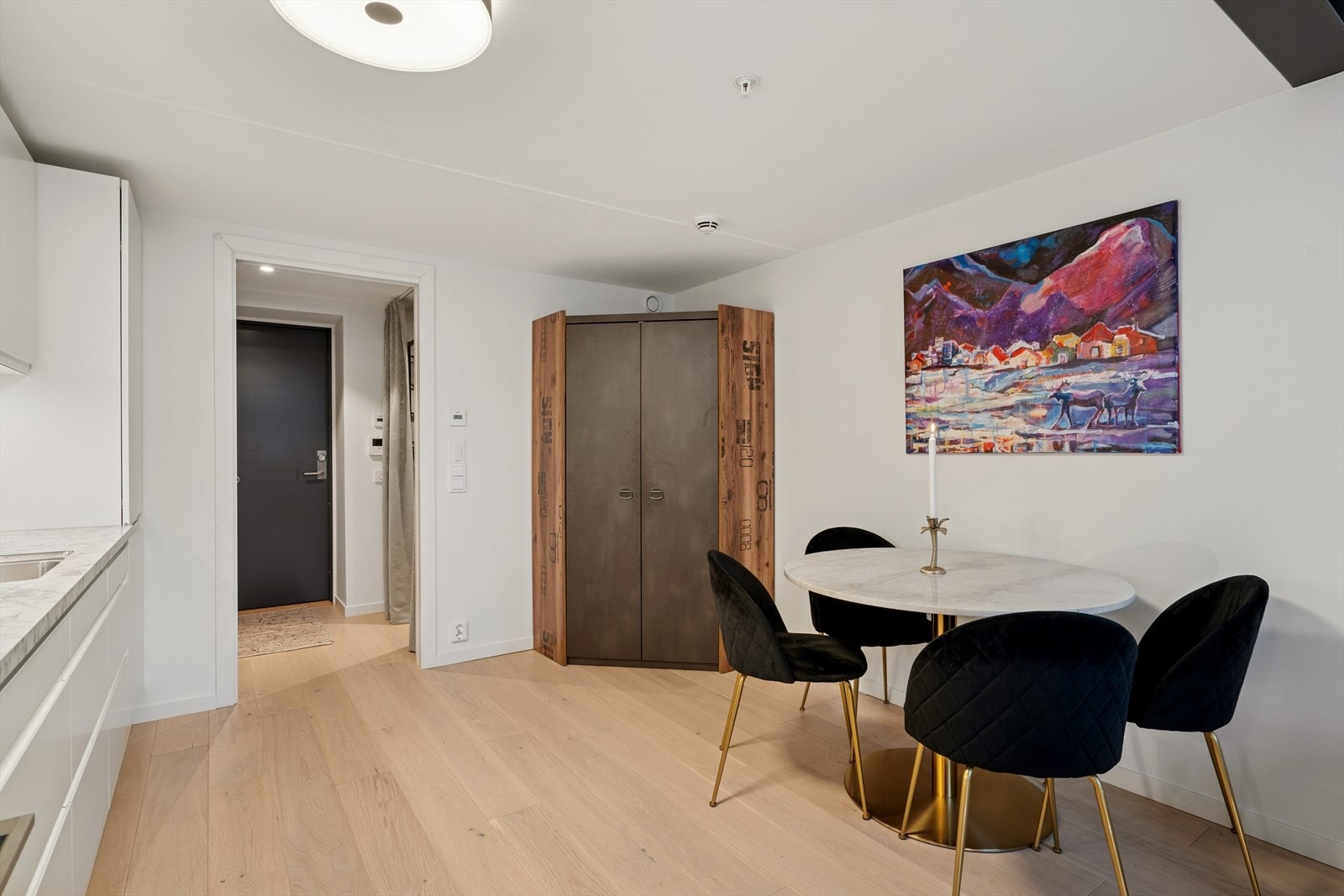 Koselig spiseplass i tilknytning til kjøkkenet. Galleribilde