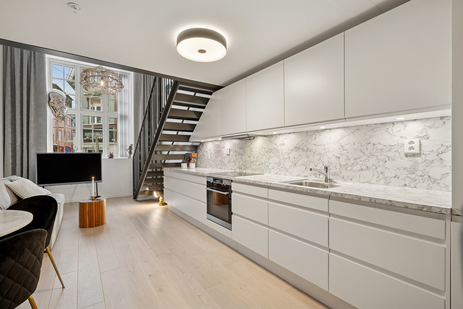 Leiligheten er en del av et stort rehabiliteringsprosjekt, hvor den historiske bygården (tidligere Tønsberg Sparebank) fra 1915 er totalrenovert og omgjort til leiligheter. Galleribilde