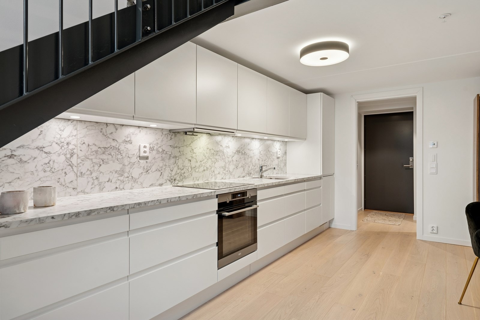 Kjøkkenet er sømløst plassert under hemsen og har en påkostet og lekker innredning som er ekstra lang. Galleribilde