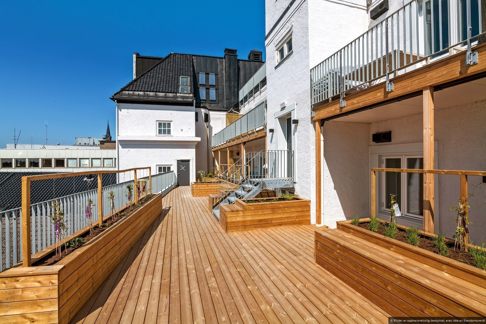 Sameiet har en flott felles terrasse med beplanting og gode solforhold. Galleribilde