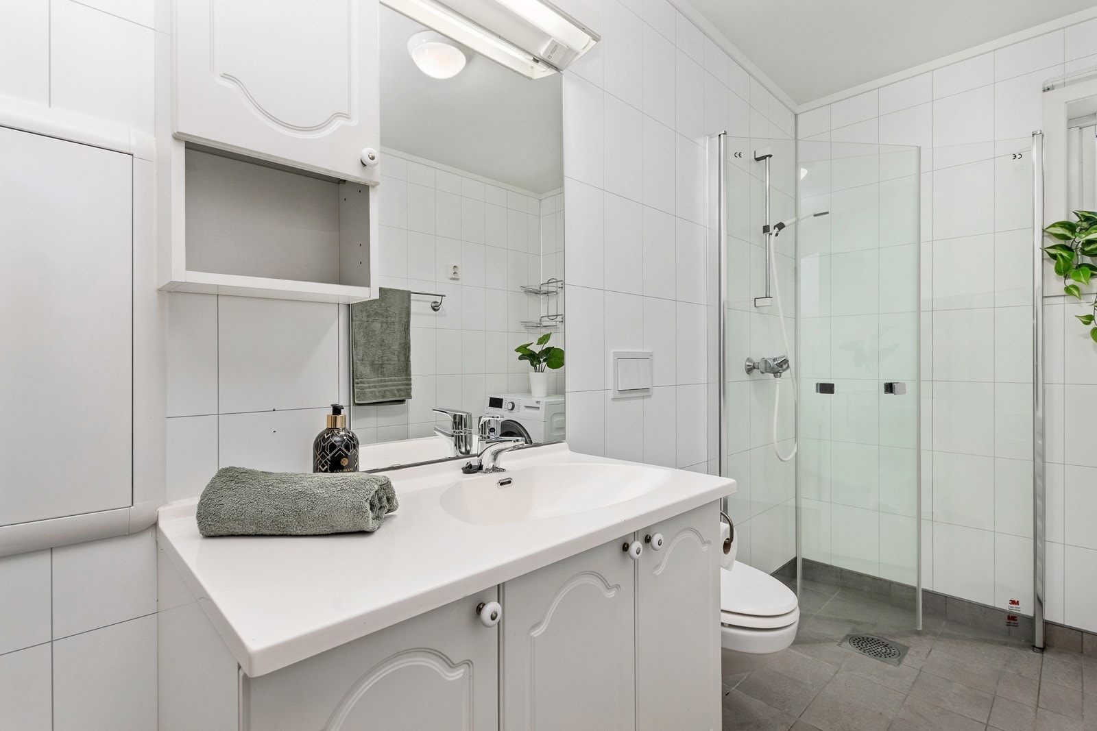 Romslig dusjsone med innfellbare dusjvegger. Vegghengt toalett. Galleribilde