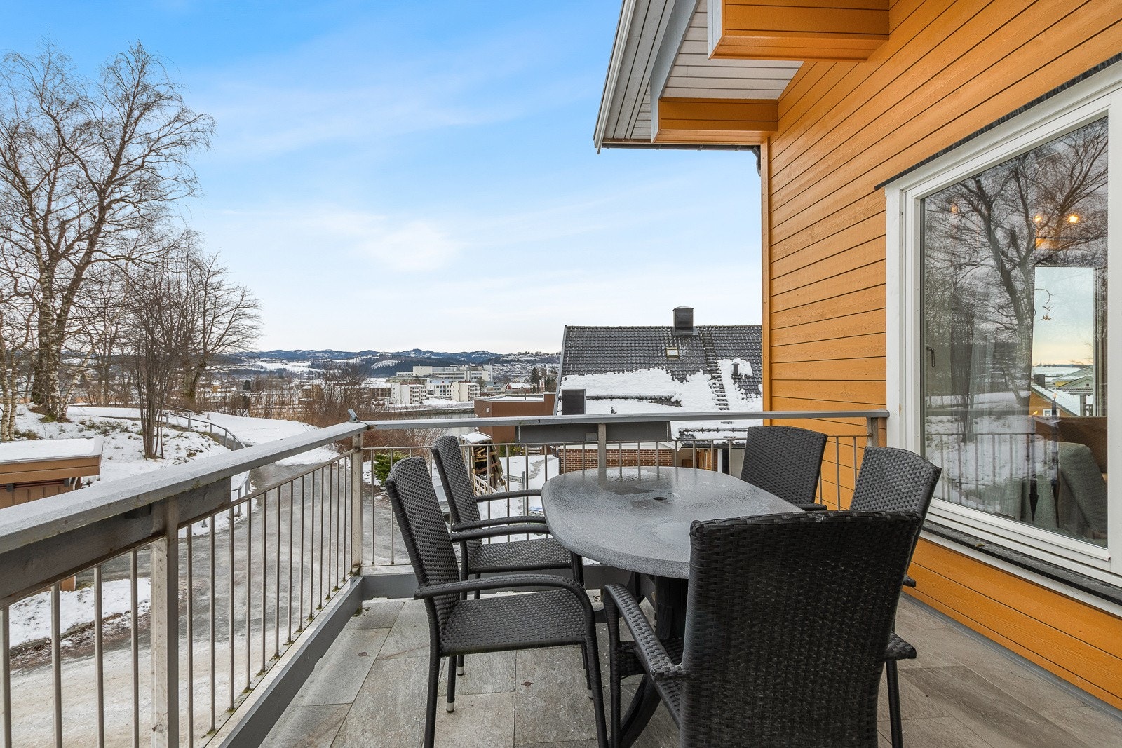 Flott uteplass. Det er to balkonger, en med utgang fra stue og en med utgang fra soverom. Galleribilde