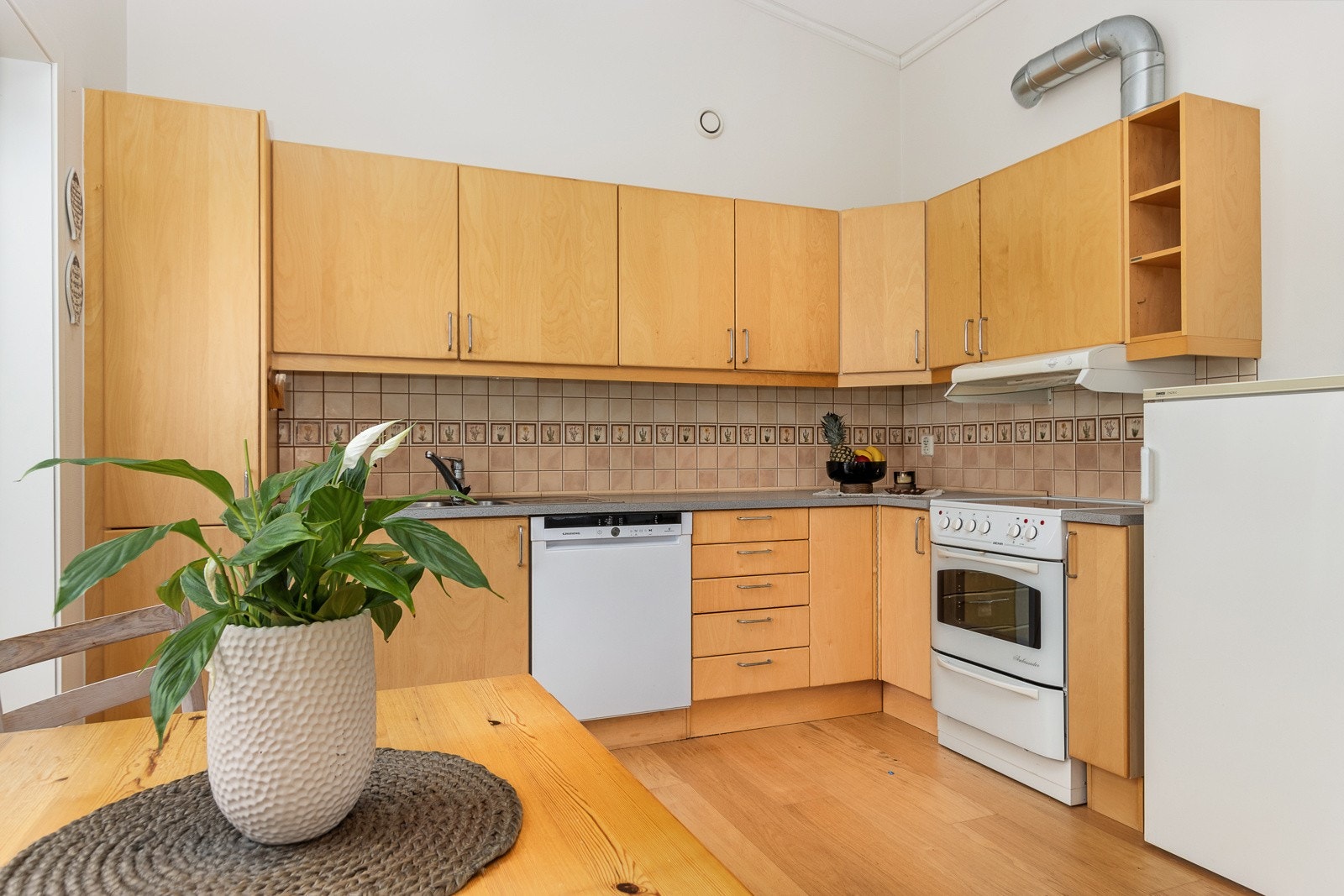 Kjøkken byr på godt med skap- og benkeplass. Galleribilde