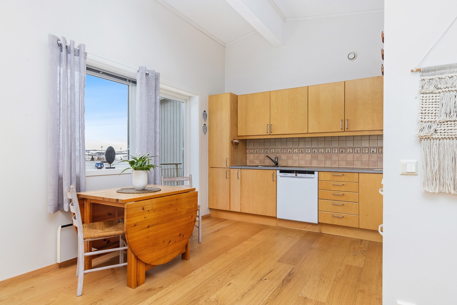 Kjøkken med utgang til terrasse 2. Plass til spisebord. Galleribilde