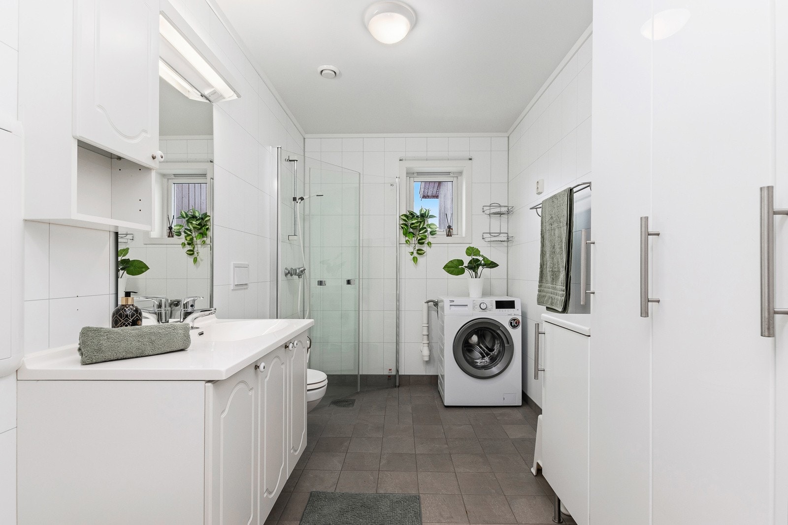 Pent flislagt bad pusset opp i 2025. Varme i gulv og opplegg til vaskemaskin. Galleribilde