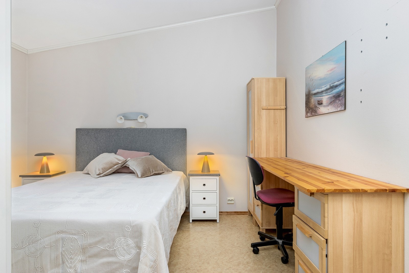 Det er plass til skrivebord og garderobeløsning. Galleribilde