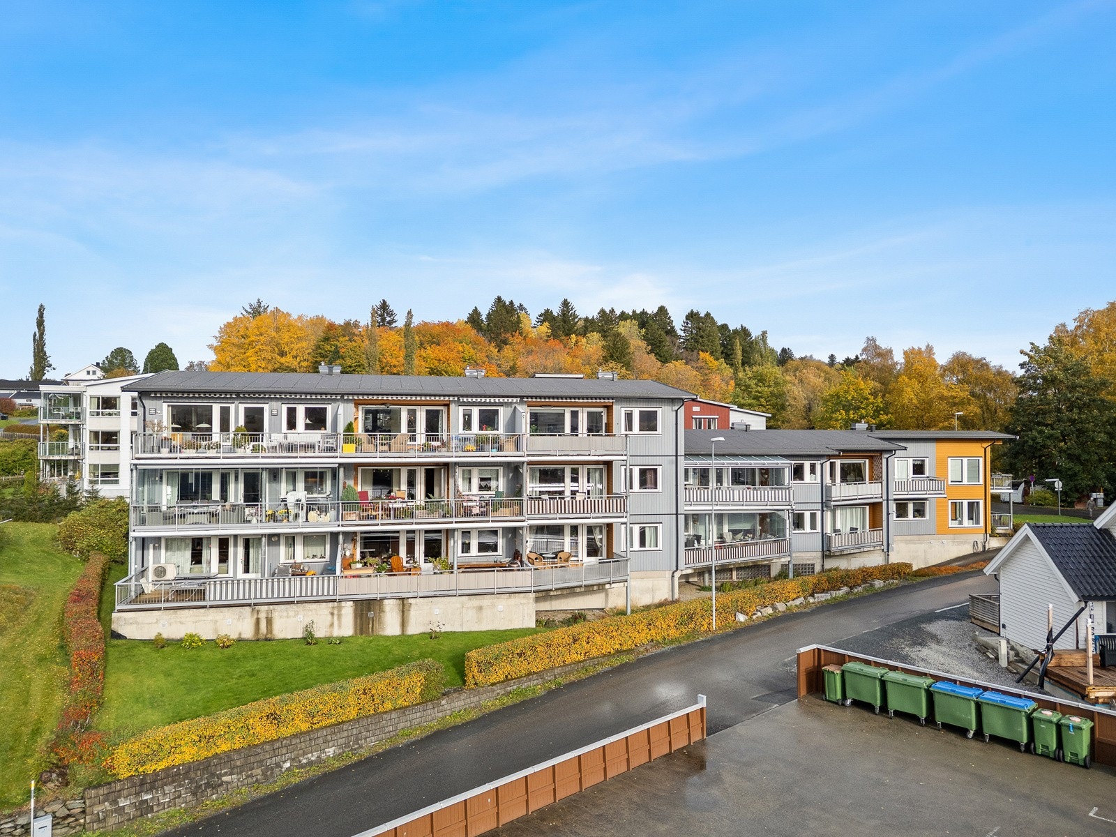 Det er heis i bygget og egen parkeringsplass i kjeller. Galleribilde